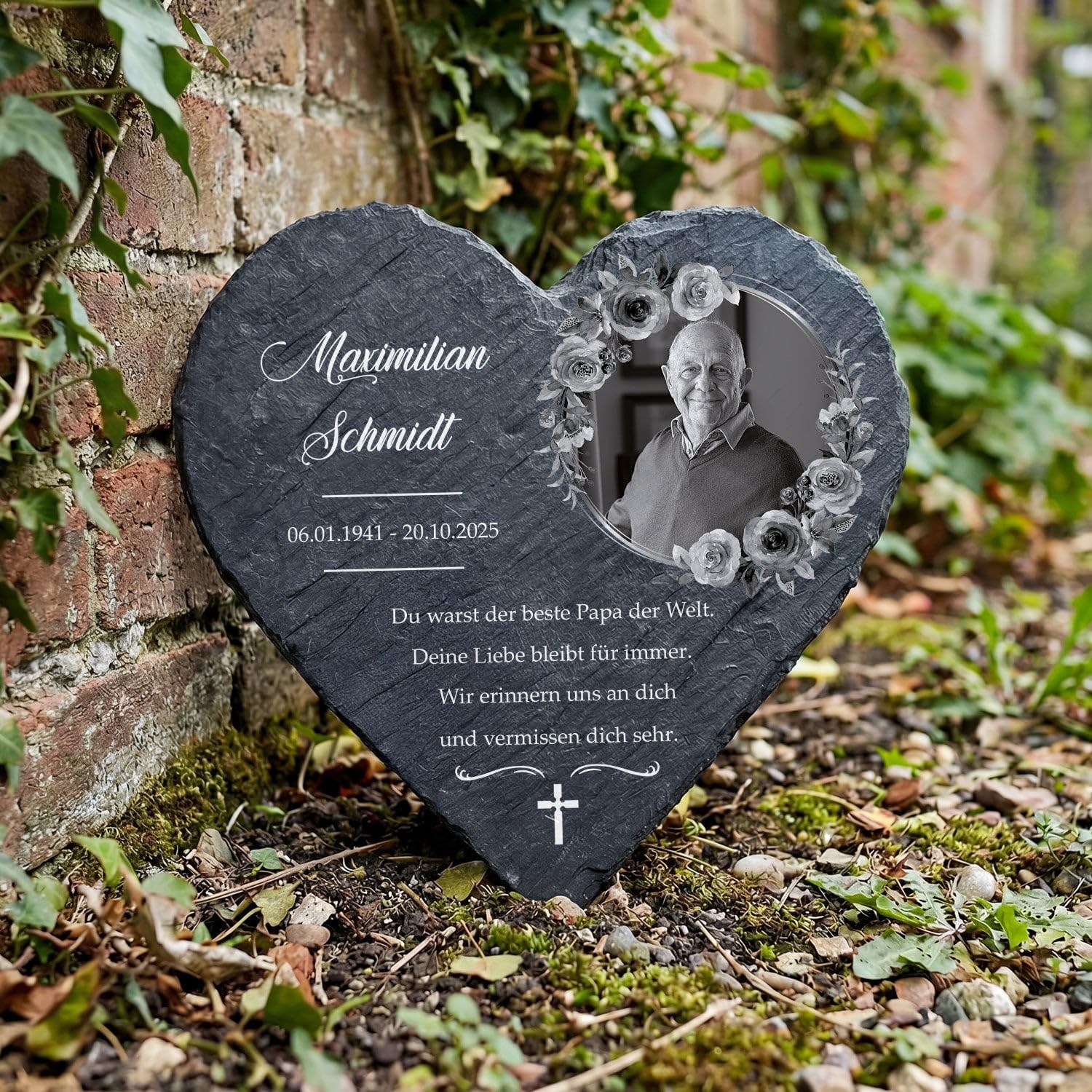 GRAVURZEILE Bedrucktes Schieferherz - In Gedenken V2 - Personalisiert mit Name, Foto & Datum - Grabtafel aus Naturschiefer in Herzform - 20 x 20 cm - Grabschmuck für Urnengrab & Gedenkort