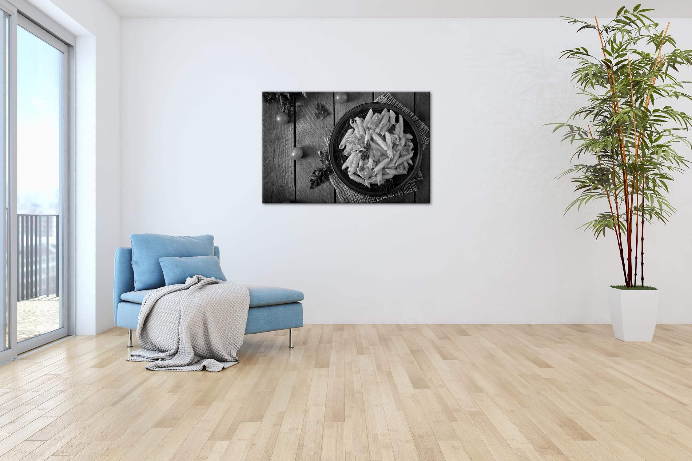 Penne w obfitym sosie pomidorowym, ozdobiony świeżymi ziołami i dojrzałymi pomidorami koktajlowymi. Format: 75 x 50 cm Efekt: czarno-biały jako obraz na płótnie, motyw na ramie z prawdziwego drewna,
