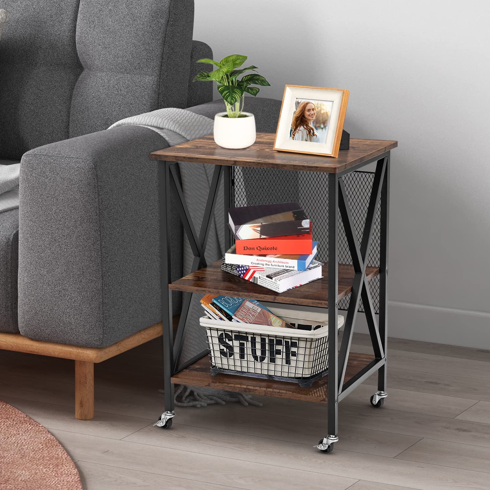 GYMAX Mobiletto Divano Laterale Stretto, 3 Livelli, con Mensole per Dischi in Vinile con 3 Divisori a Forma di M e 4 Ruote, 52 x 45 x 75 cm, Marrone Rustico