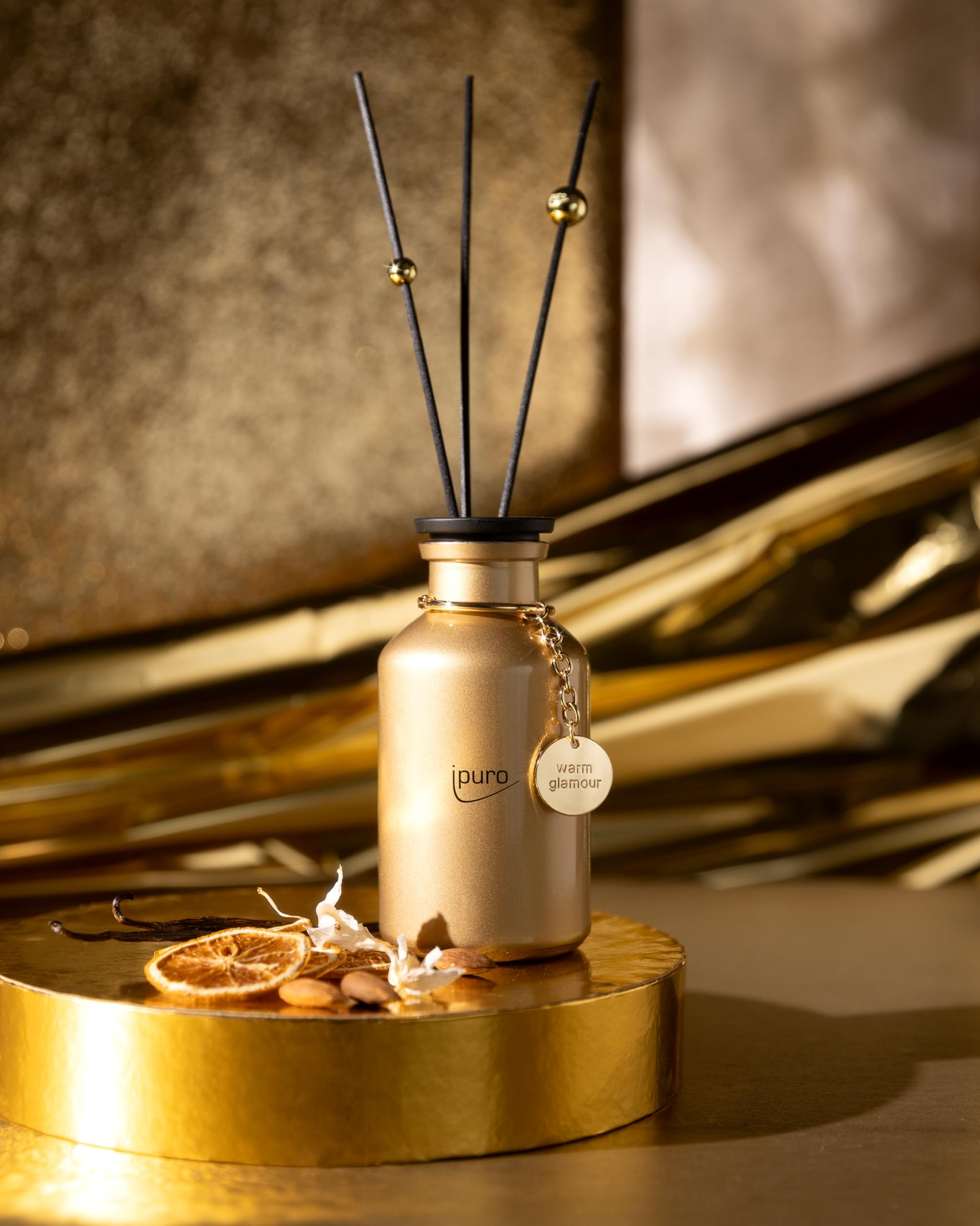 ipuro Winterduft - Warm Glamour Raumduft 240ml - Mandel, Karamell & Vanille Duft - Weihnachtsduft - Süßer & würziger Raumerftischer für elegante Winterabende - Lufterfrischer