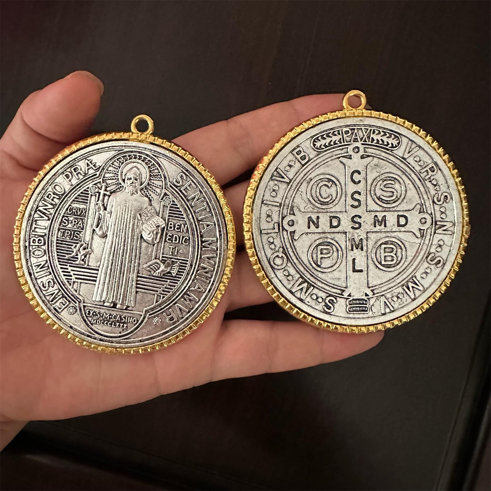 Bovemee 2PCS ST BENEDICT CROSS MEDAL 3 INCH VINTAGE BRASS TONE FINISH FOR WALL OR DESK DISPLAY/MEDALLA DE SAN BENITO (Golden&Silvery)