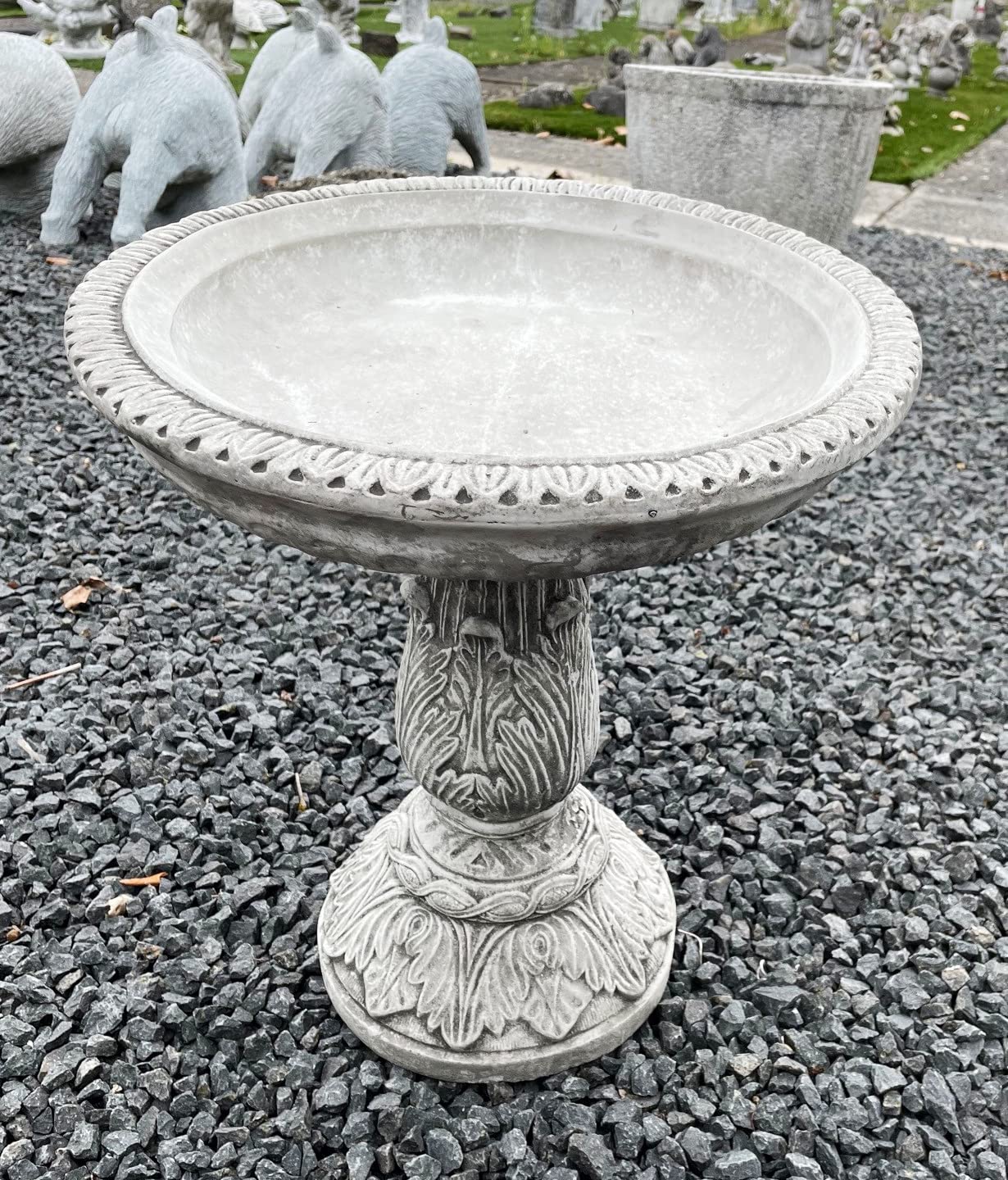 STEINFIGURENWELT GIEBEN Vogeltränke Vogelbad stehend Höhe 45 cm mit Ornamenten grau Englischer Steinguss frostsicher Gartendeko Vogelbecken mit Fuß