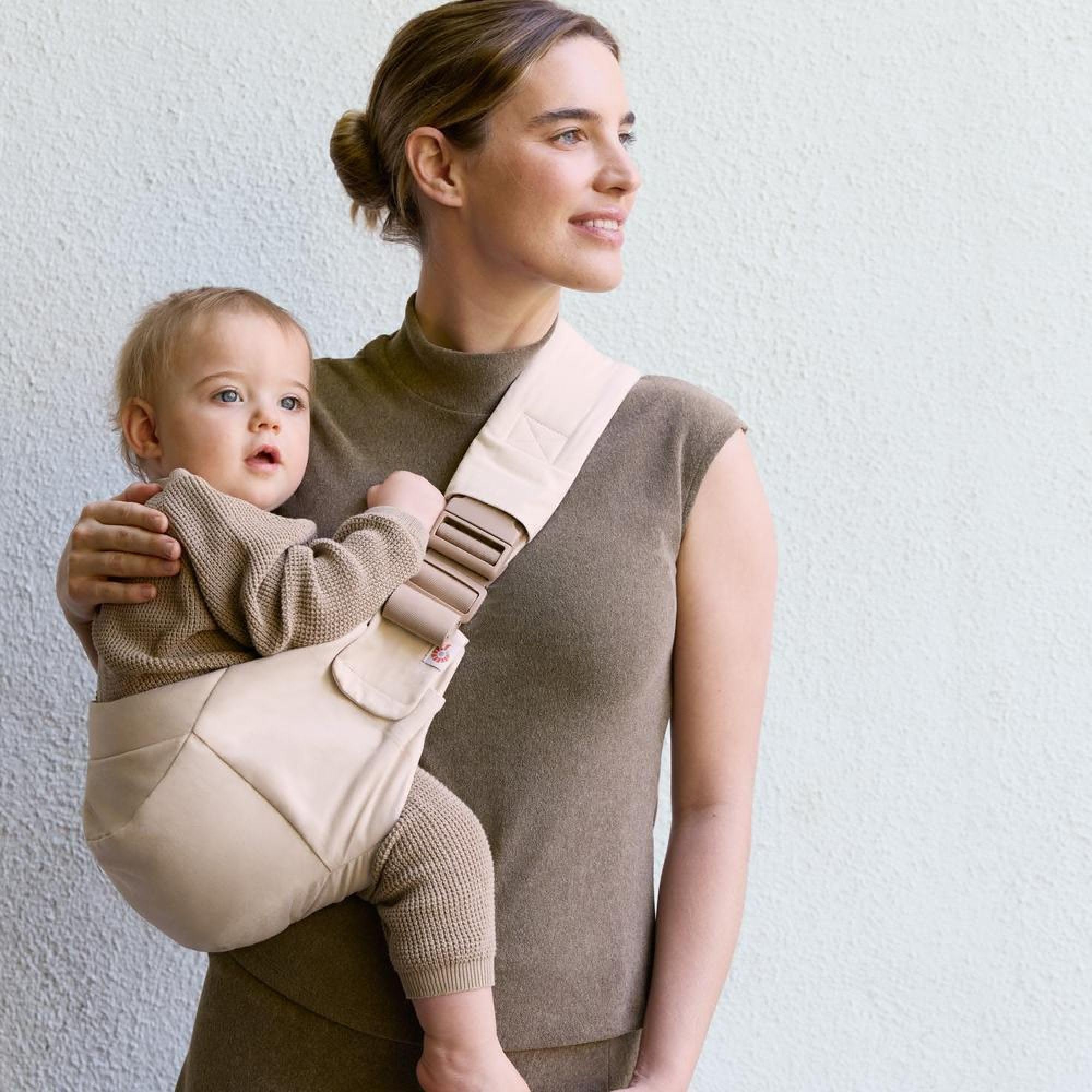 Ergobaby Upsie Sling Portabebè ergonomico per neonati e bambini piccoli dai 6 mesi (7,7-20,4 kg), passaggio spontaneo tra camminare e essere trasportati, Natural Beige
