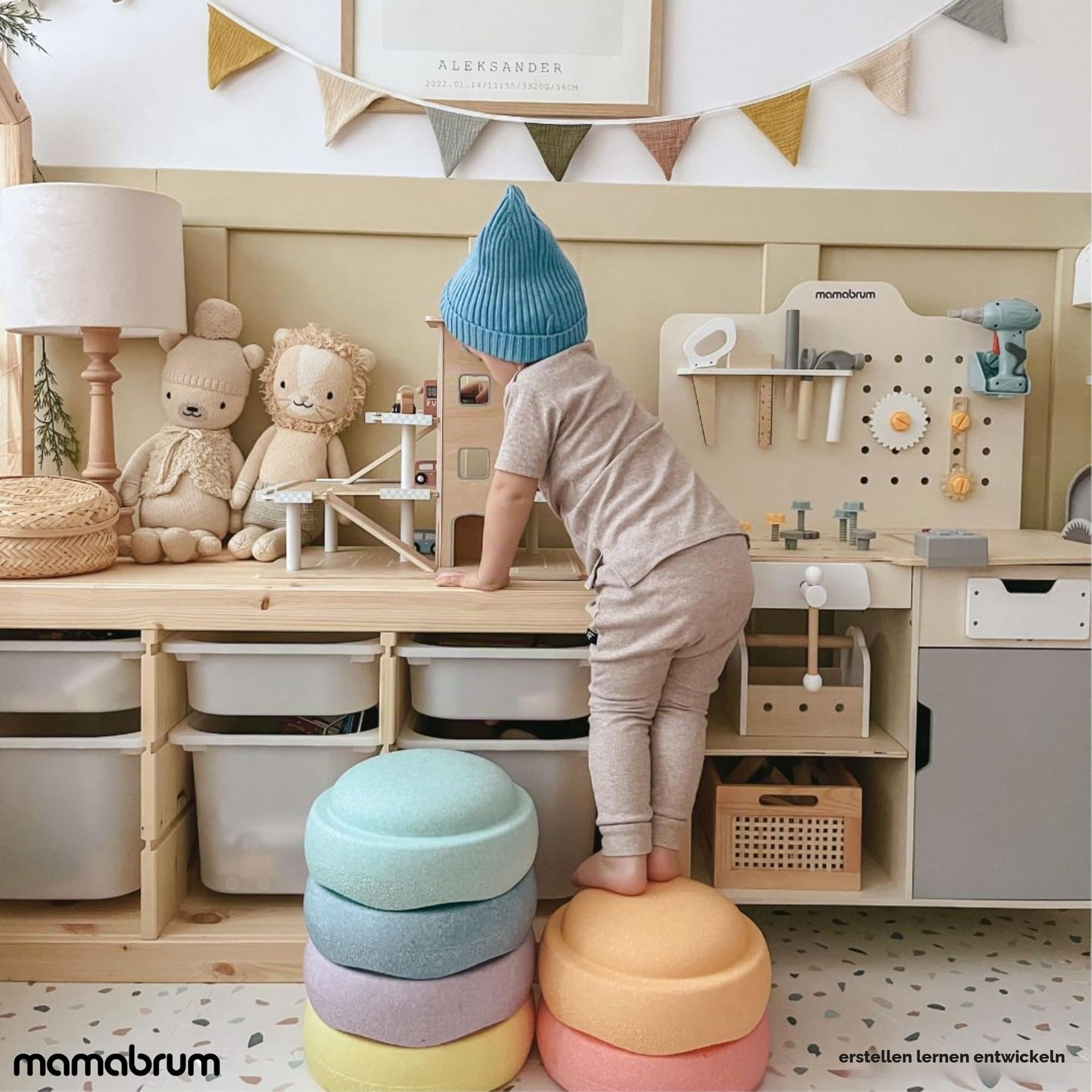 Mamabrum, Parkhaus für Kinder mit Accessoires, Auto Garage Holzgarage Kinder Holzspielzeug für Jungen und Mädchen, interaktives Spielzeug, Zubehör inklusive, skandinavisches Farbdesign