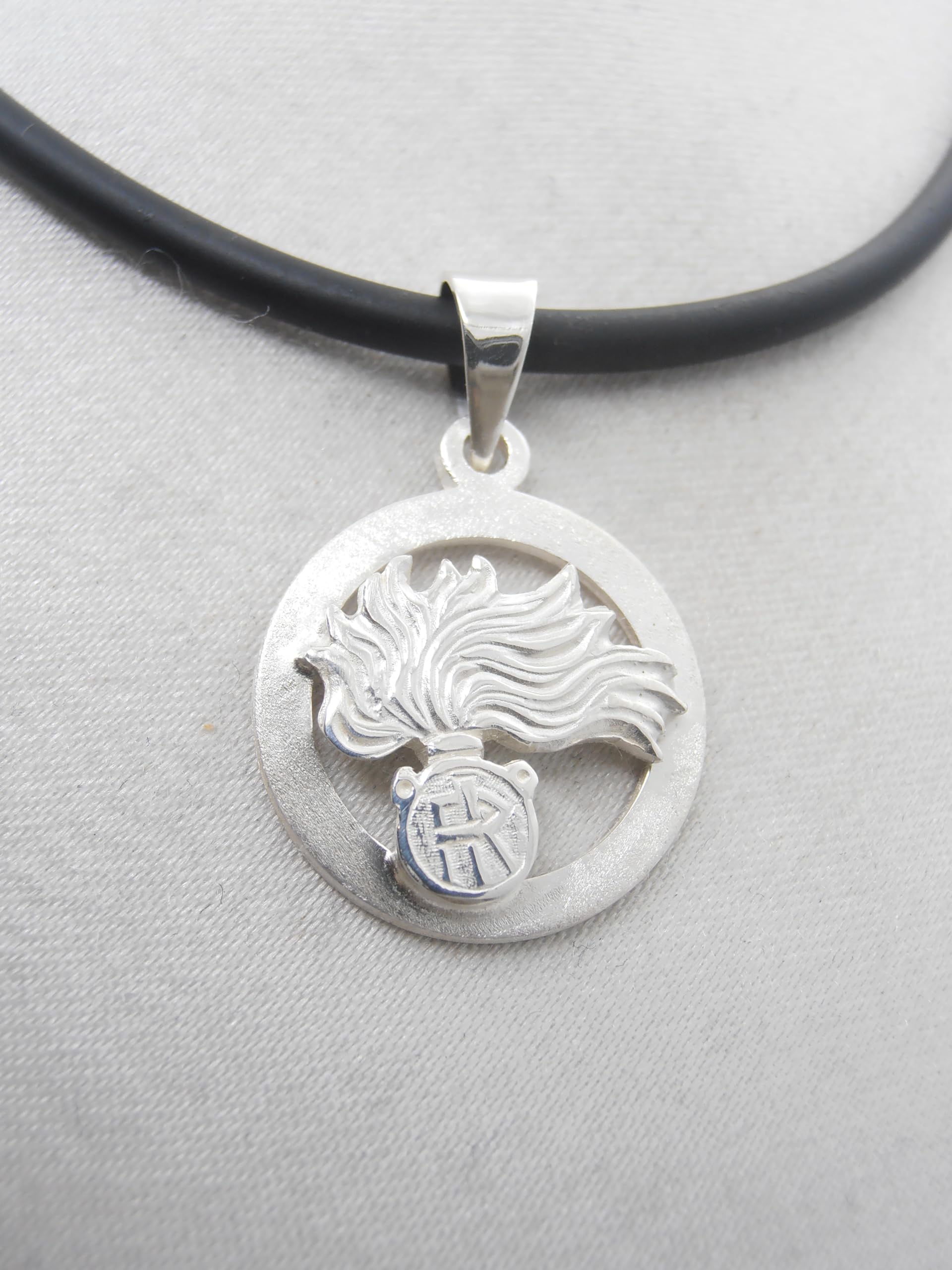 Fiamma dell'Arma dei Carabinieri : Ciondolo in Argento 925 e Collana in Caucciù con chiusura in Argento 925 - Pendente con Girocollo - ANC - Fiamma misura piccola