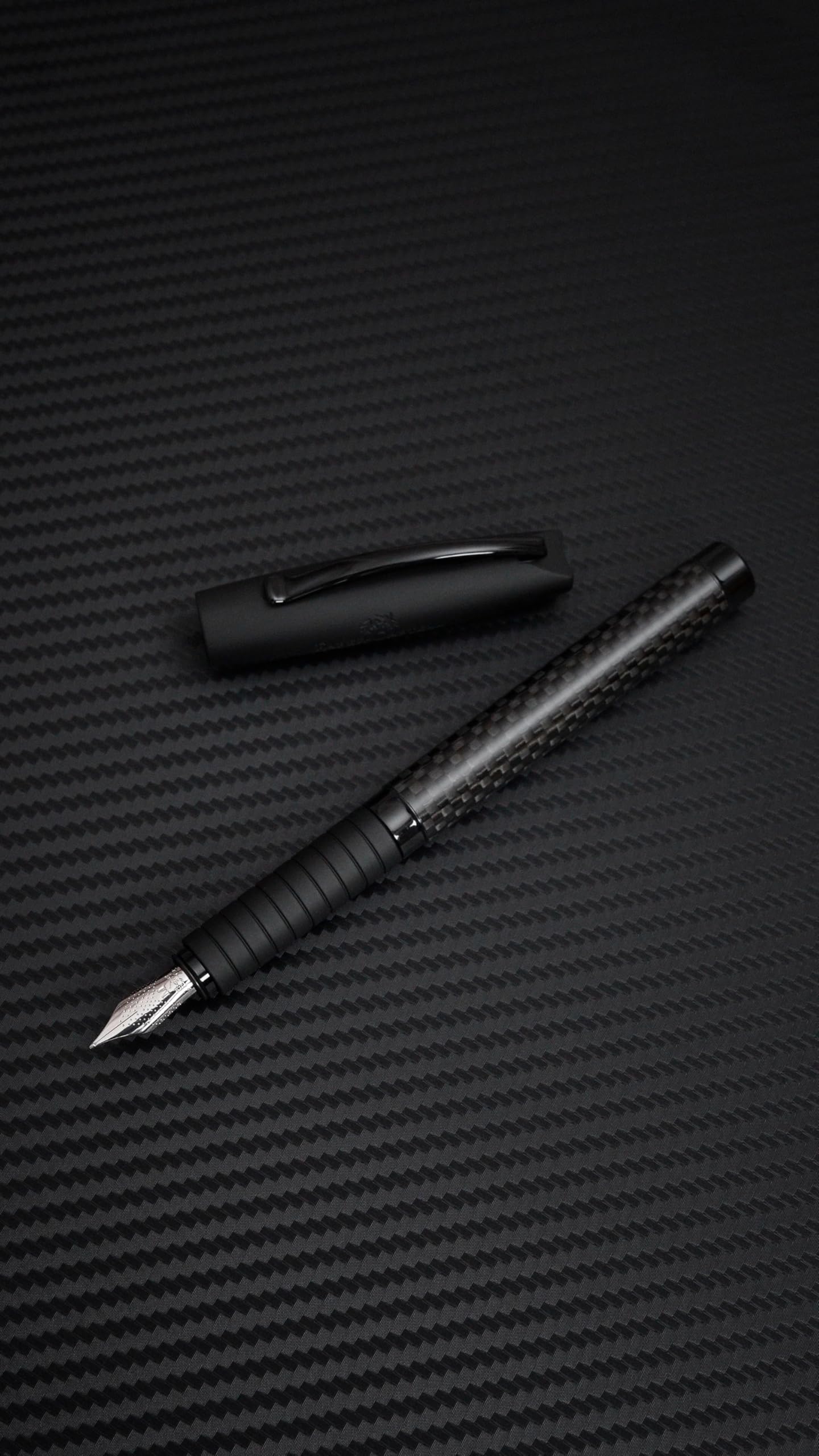 Faber-Castell - zestaw upominkowy Essentio Carbon, czarny | Zestaw z piórem wiecznym M, długopisem, konwerterem i kałamarzem 30 ml, edycja jubileuszowa w metalowym pudełku