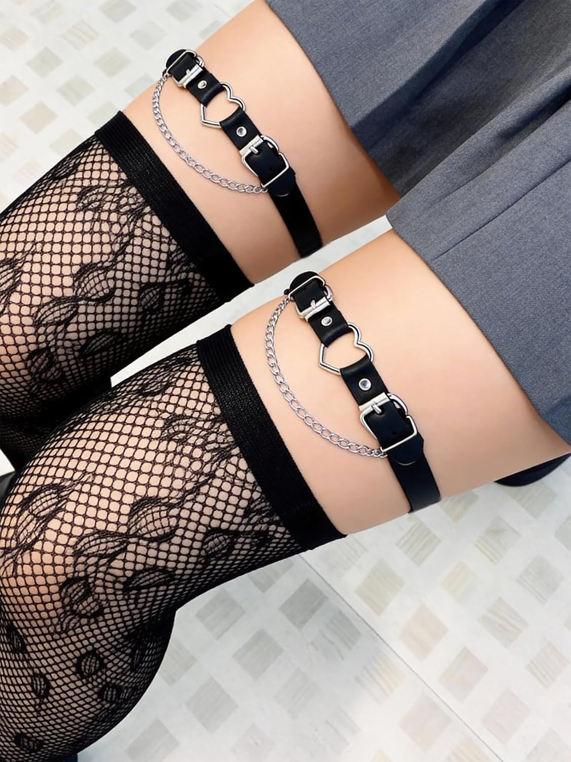 Women Adjustable Thigh Garter Belt with Heart Buckle Chain, Faux Leather Punk Gothic Leg Strap for Skirt Outfit(Thigh 15.7–22.8 in)