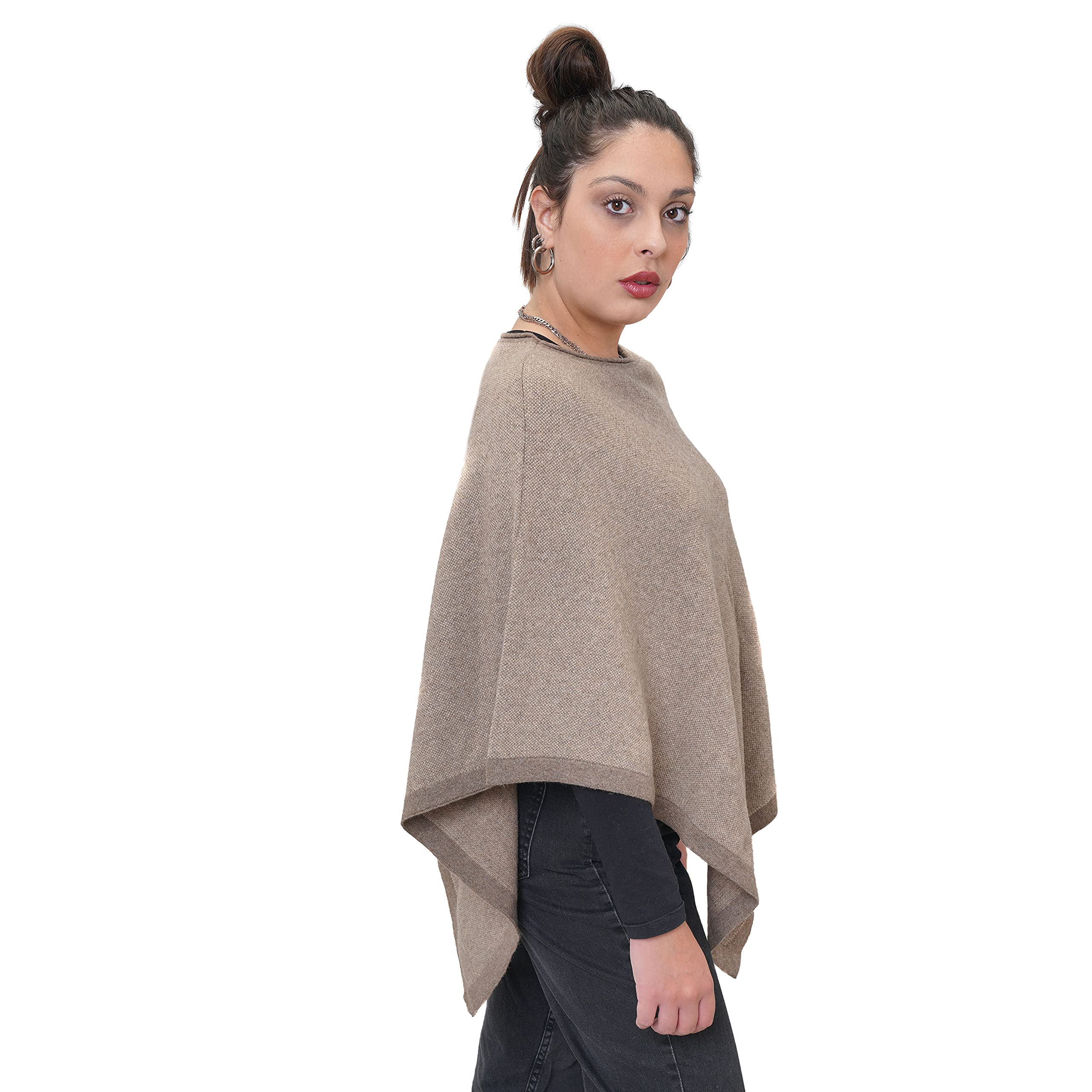 Poncho Mantella Donna fatto a maglia in Cashmere blend di Alta qualità. Disegno sale e pepe. Made in Italy