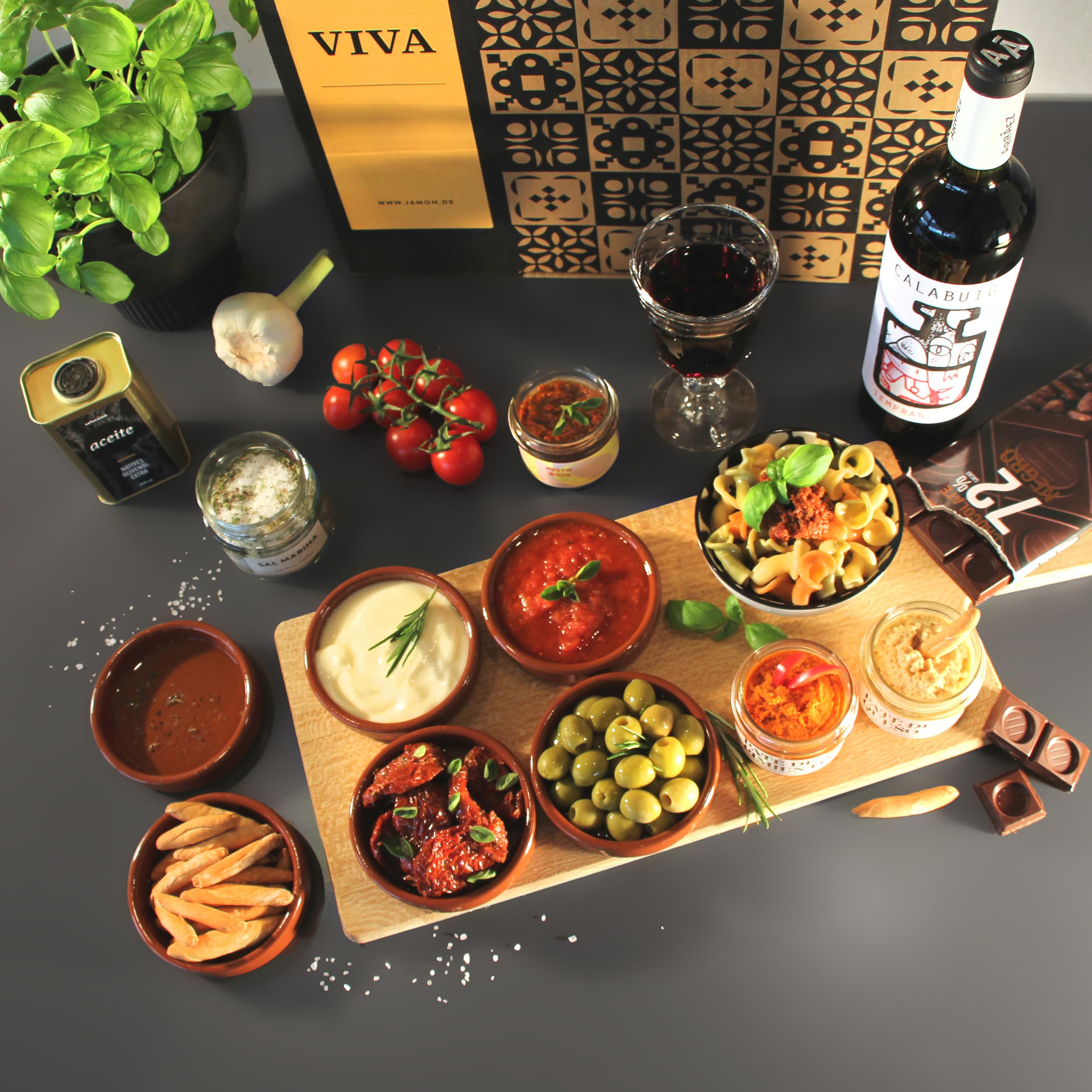 Geschenkkorb VIVA mit spanischen Delikatessen und Rotwein | Feinkost Präsentbox mit erlesenen spanischen Spezialitäten | Liebevoll als Geschenk verpackt von jamon.de