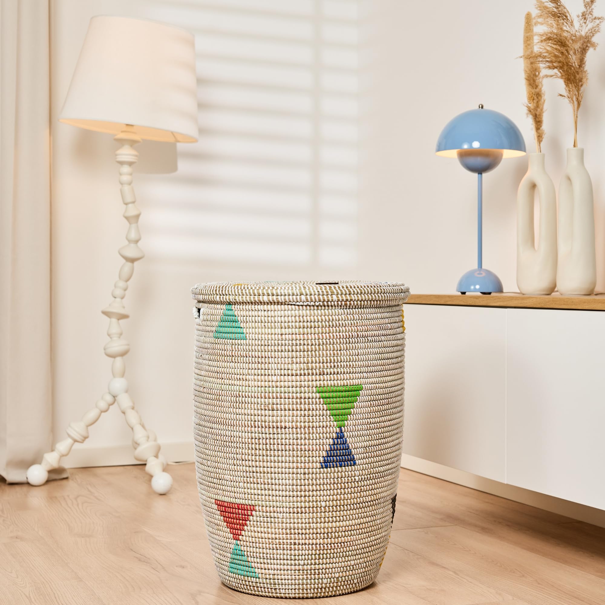 Cesto para la colada con tapa, 80 L, trenzado de hierba de sabana con asas | Cesto grande trenzado a mano estilo boho versátil cesta redonda XXL cesta reductora de olores modelo Nendi