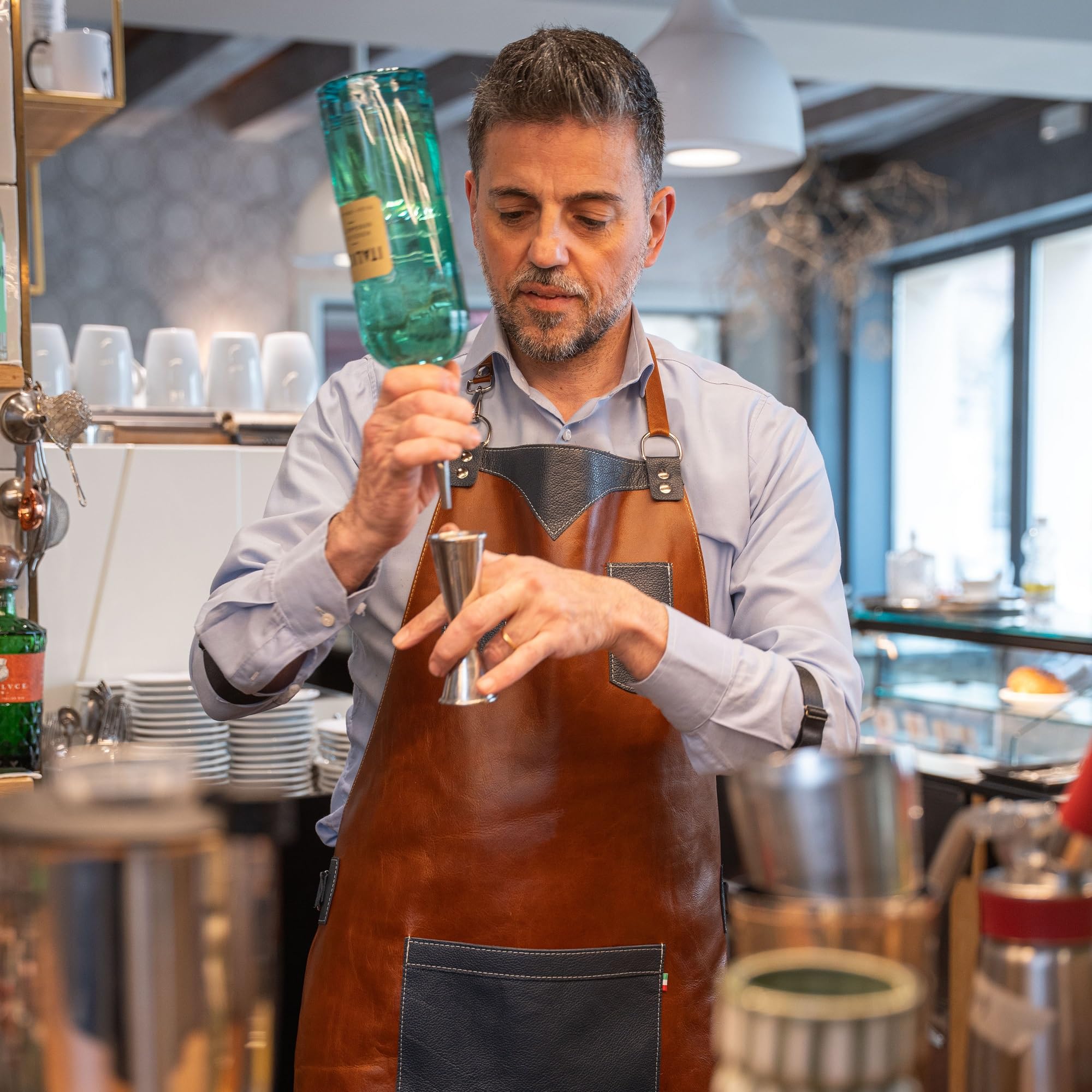 Delantal de trabajo artesanal de piel italiana curtido vegetal, hecho a mano en Italia, resistente, elegante y profesional