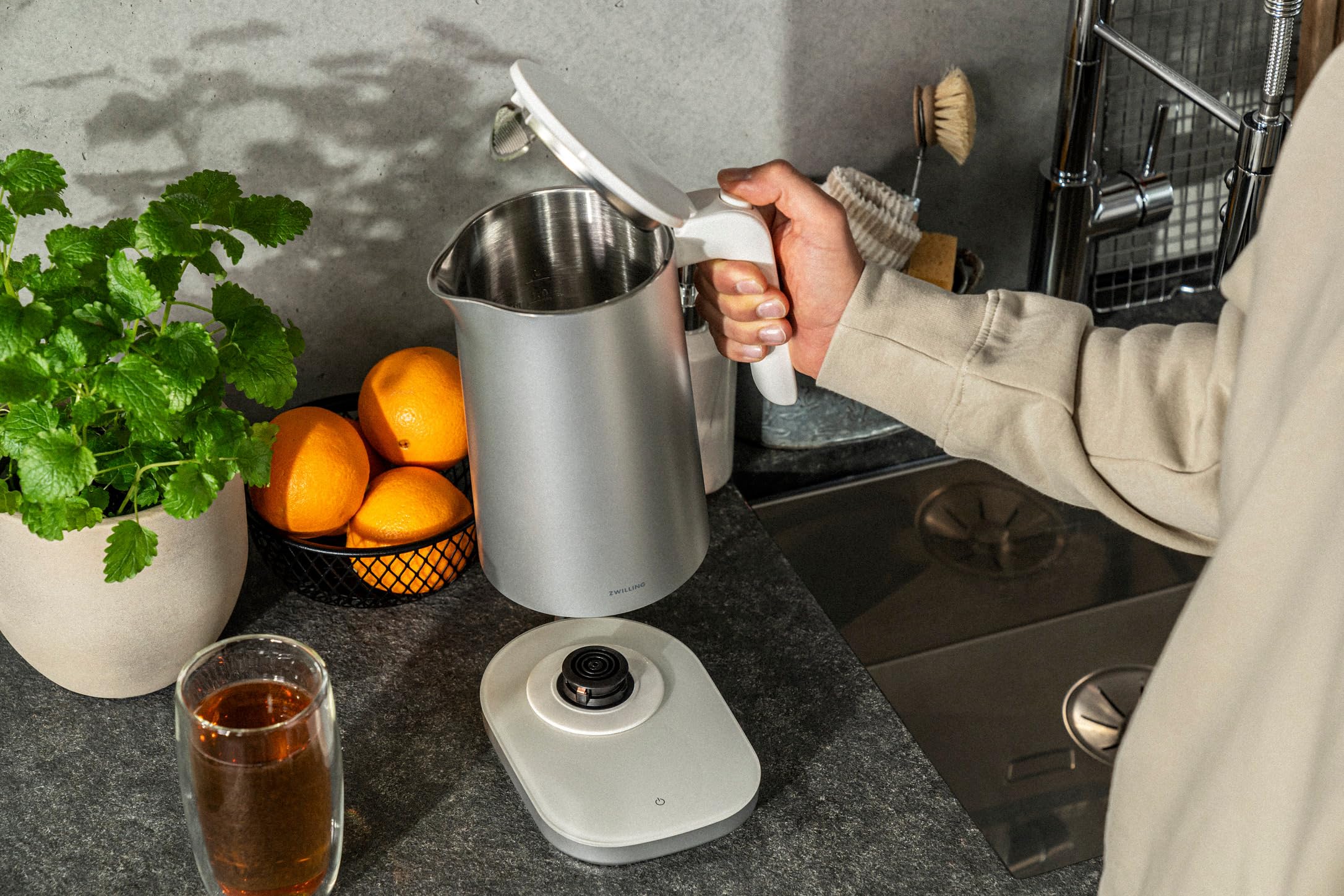 ZWILLING ENFINIGY Wasserkocher Pro mit 6 Temperatureinstellungen, Warmhaltefunktion, Edelstahl-Behälter, 1850 Watt, 1 Liter, Silber