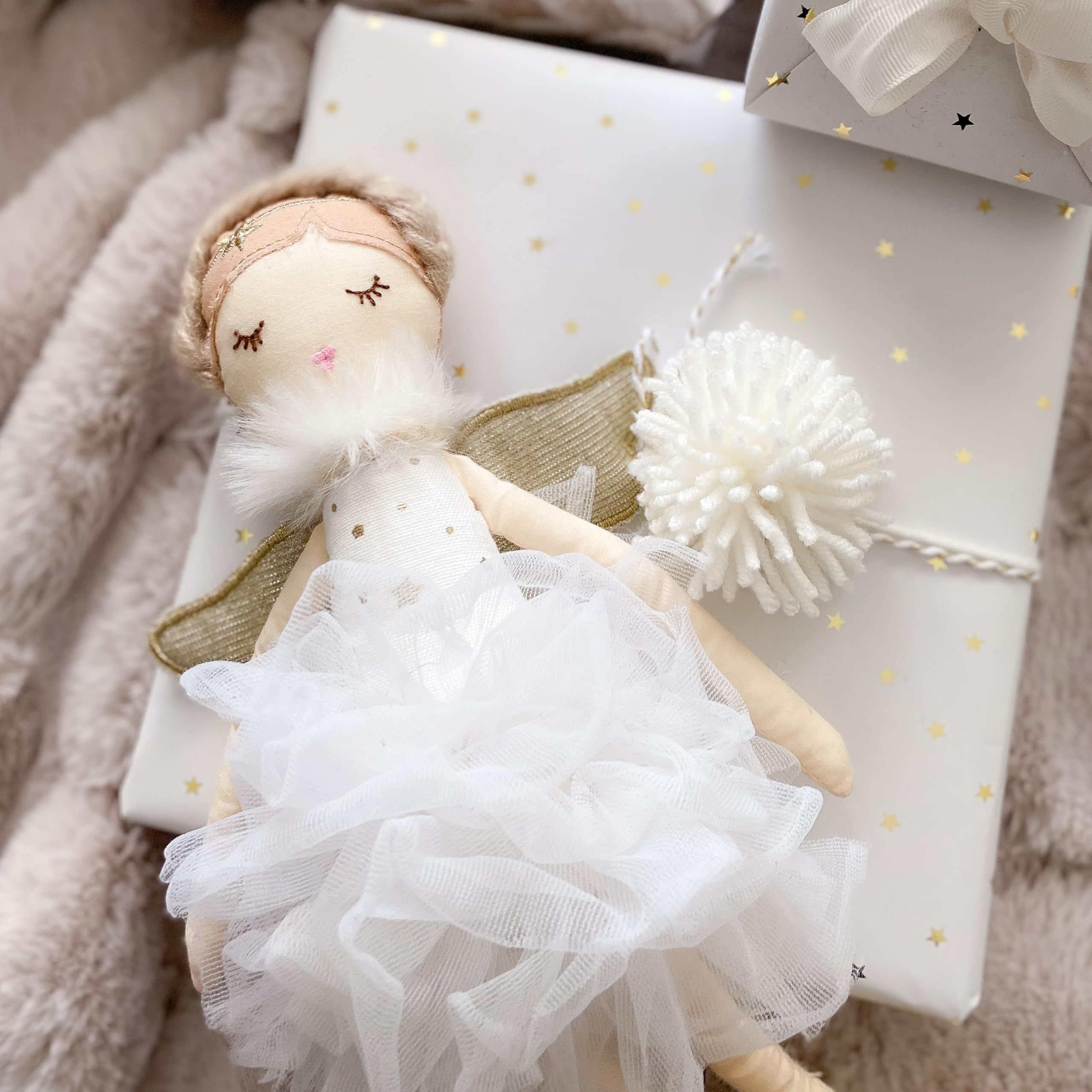 MON AMI Adele Kleine Stoffpuppe mit weißem Winkel, 38,1 cm, weiche und kuschelige Plüschpuppe, Verwendung als Spielzeug oder Raumdekoration, tolles Geschenk für Kinder oder Sammler