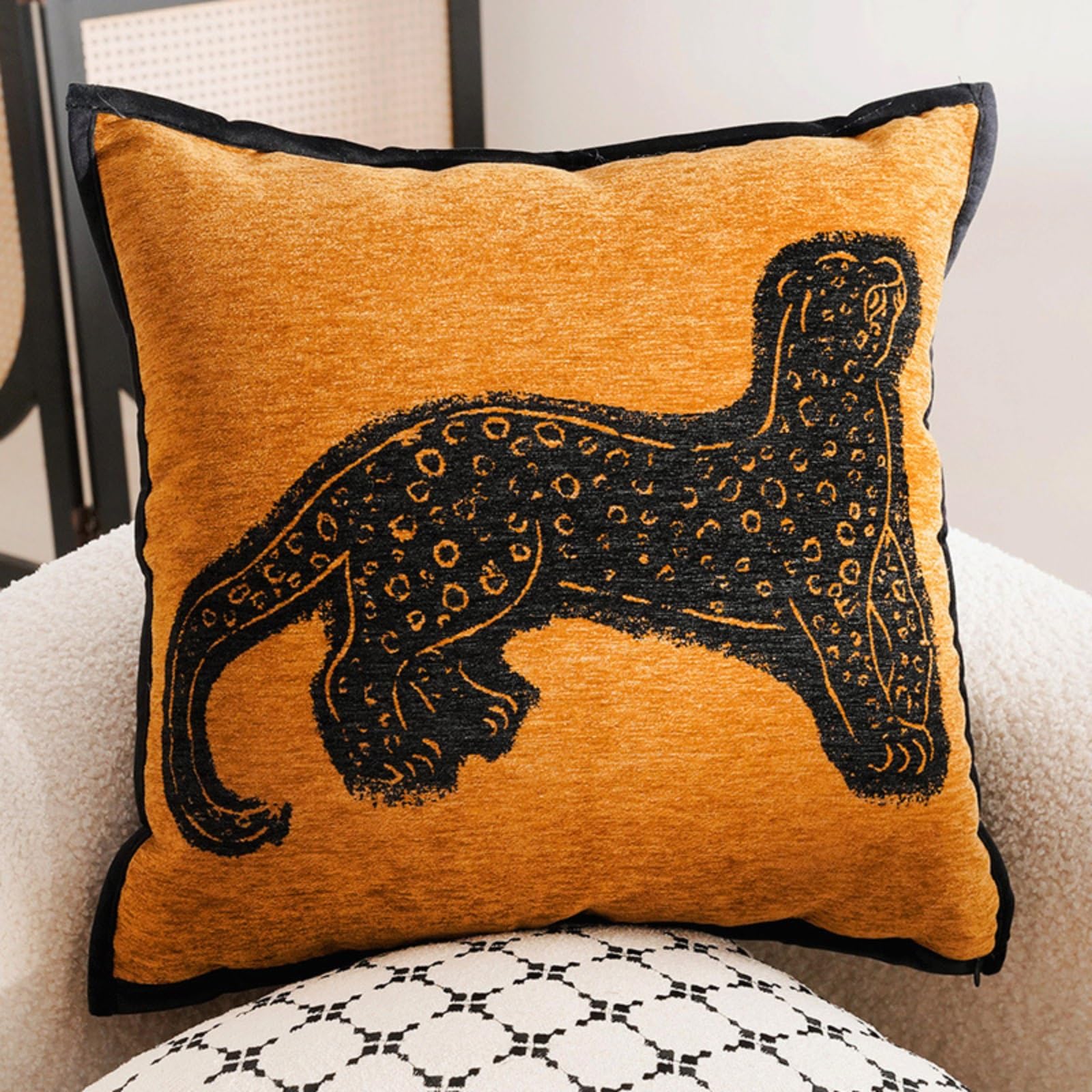 Housses de coussin motif léopard orange pour réchauffer l'ambiance du salon