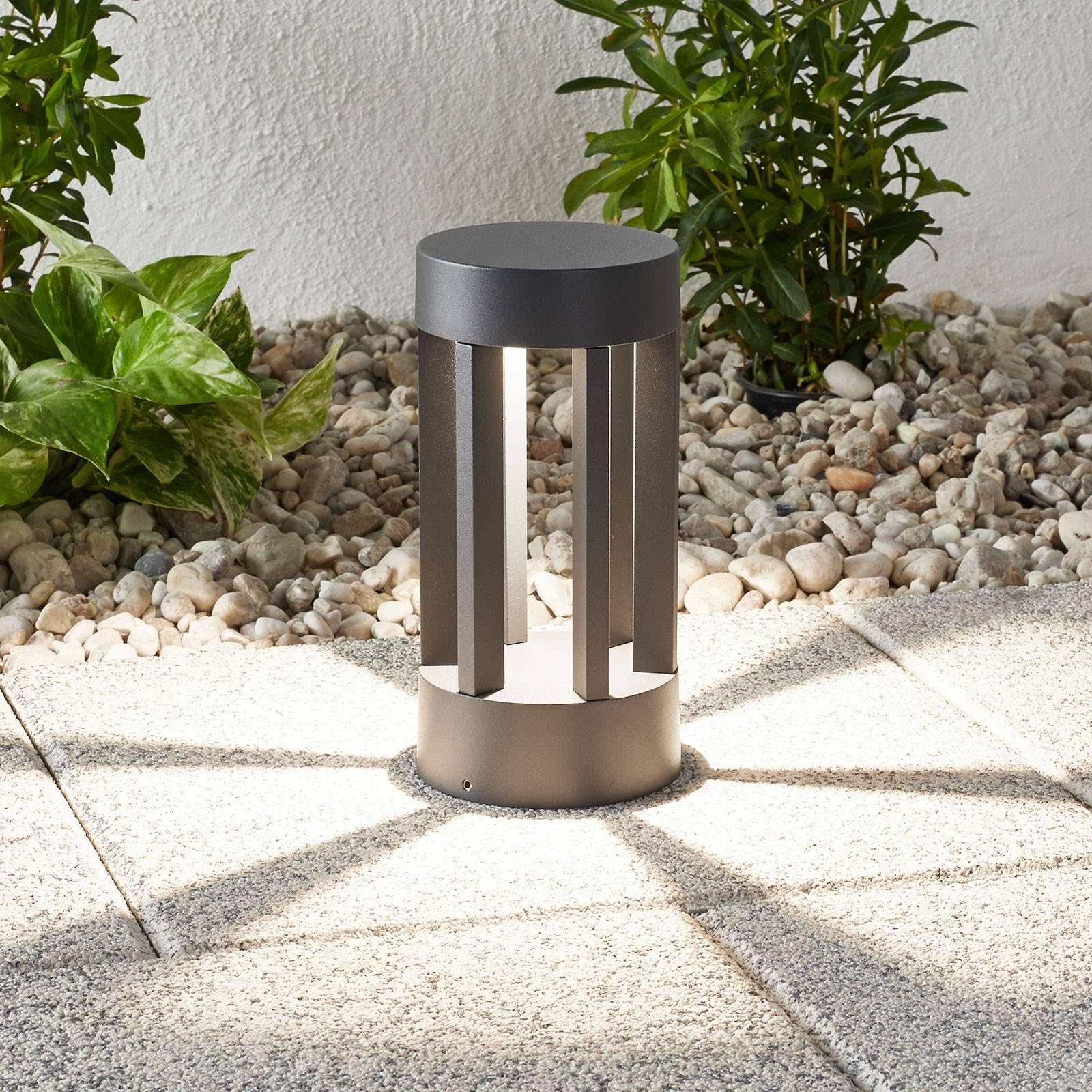 Lampada LED da esterni 'Jordis' (Moderno) colore Nero, in Alluminio (1 luce, lampadina inclusa) di Lindby | lampioncino, paletto luminoso, lampada da viale, lampione