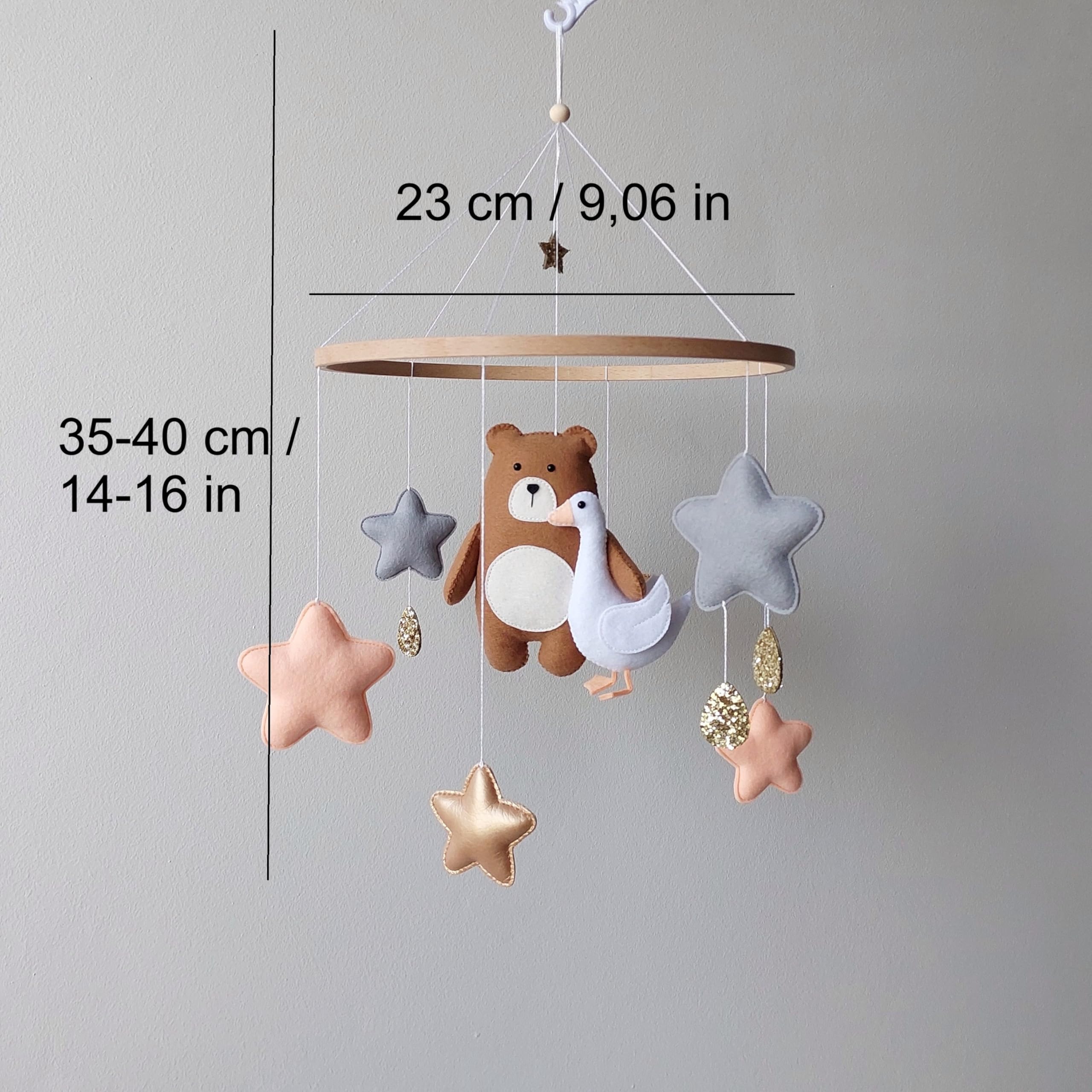 Waldtiere Baby Mobile mit Bär & Gans – Handgemachtes Filz-Mobile fürs Babybett – Neutrale Kinderzimmer Deko – Mobile mit Sternen – Geschenk zur Geburt