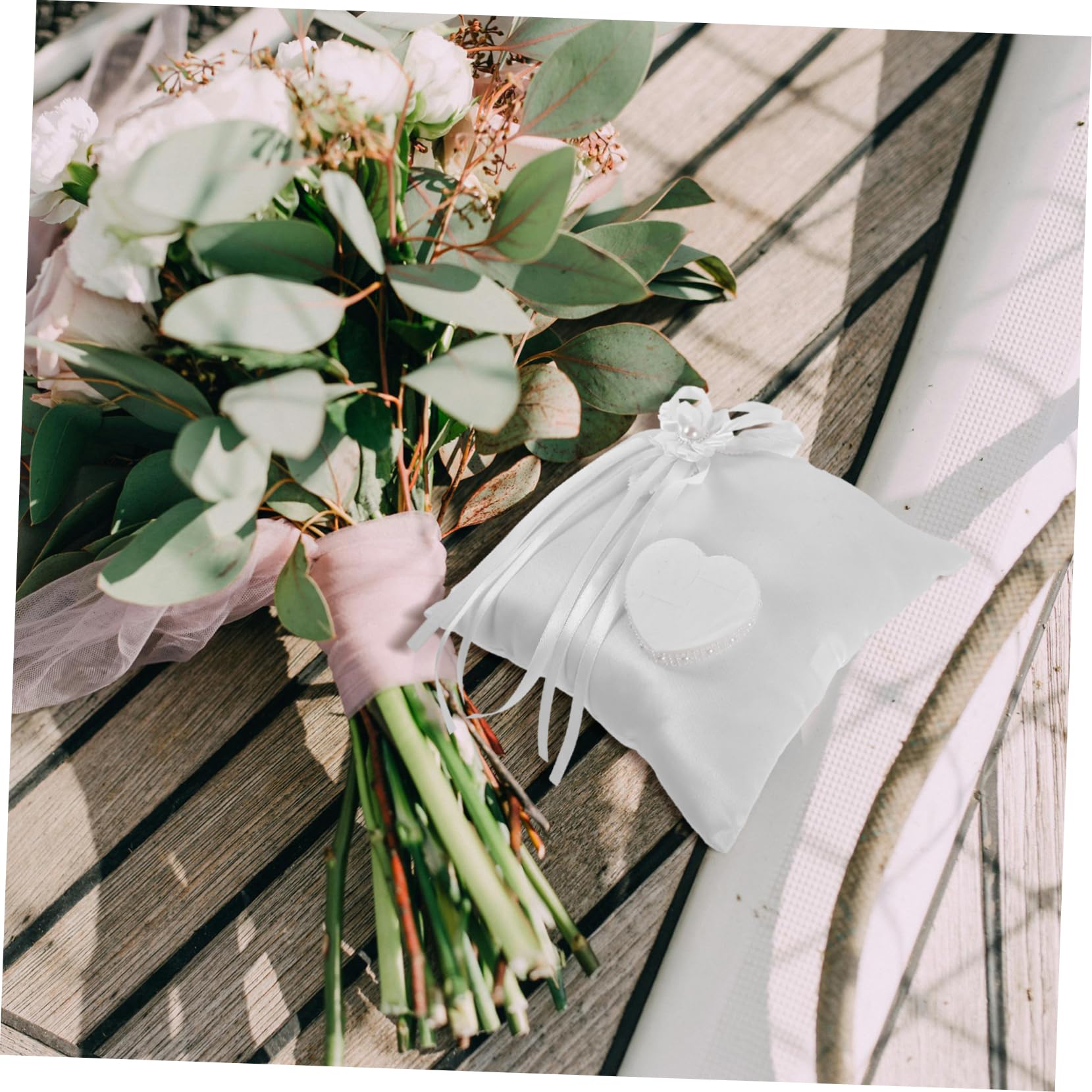 balacoo Hochzeitskissen Ringkissen Hochzeit Weiß Quadratisch 20x20x7 cm | Gewebe, Blumenschleife mit Herz, Wiederverwendbar und Leicht zu Tragen, Schmuckhalter für Brautzubehör