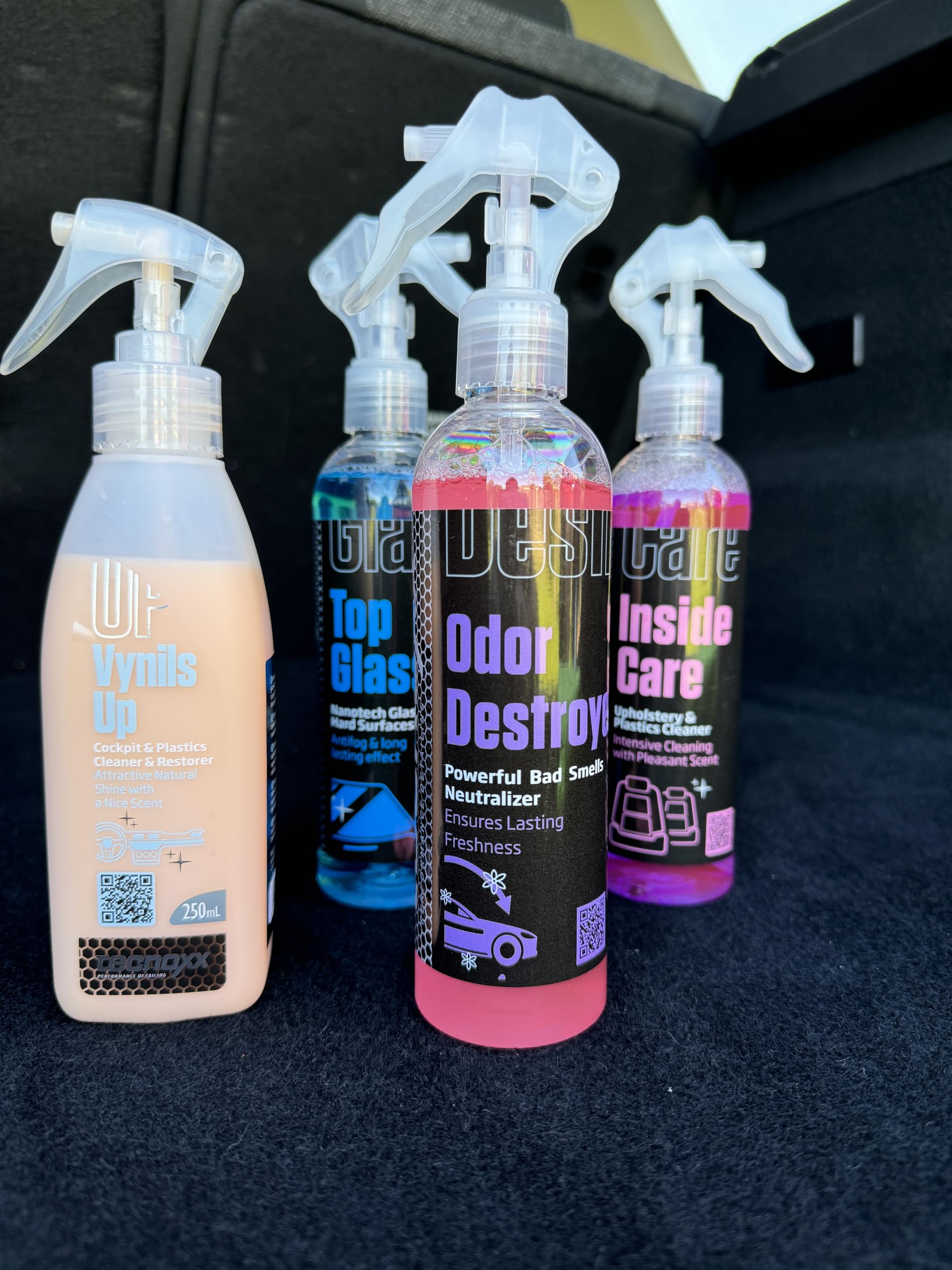 Tecnoxx Pet Car Detailing Kit Limpieza de Coche para Mascotas - Bolsa con Productos para Tapicería, Plásticos, Cristales y Elimina Olores + Quitapelos, Cepillo y Bayeta - Ideal Dueños de Perros
