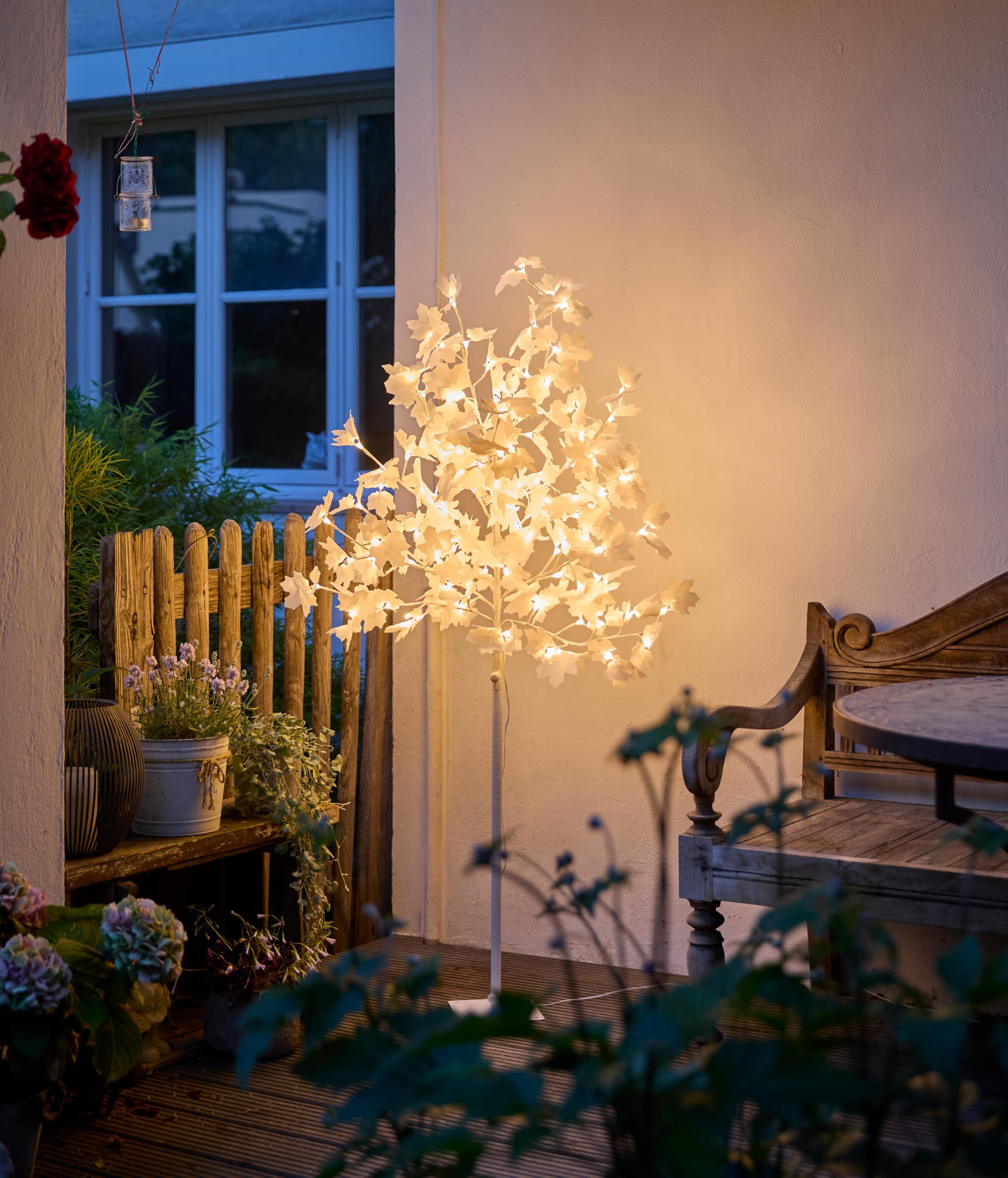 Northpoint LED Baum mit 120 weißen Blüten Wunderschönes warmweißes Licht 150m Höhe Timer Integriert 5m Netzkabel inklusive Heringe zur Befestigung Ideale Dekoration