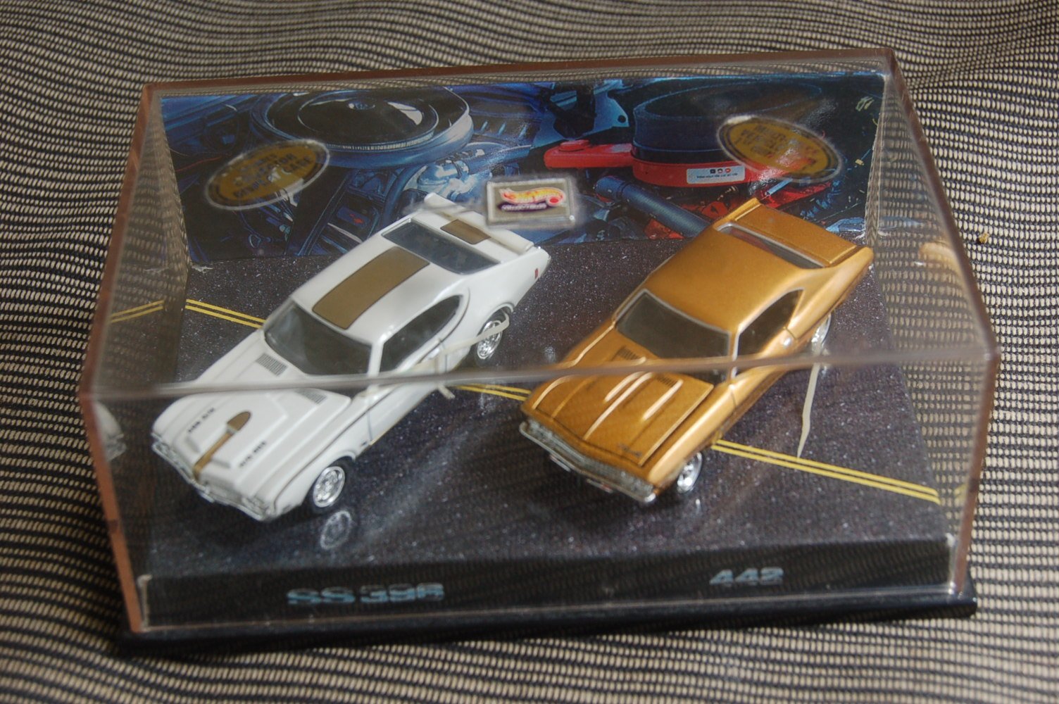 Amazon.com: Hotwheels Muscle Cars Oldsmobile 442 & Chevrolet Chevy