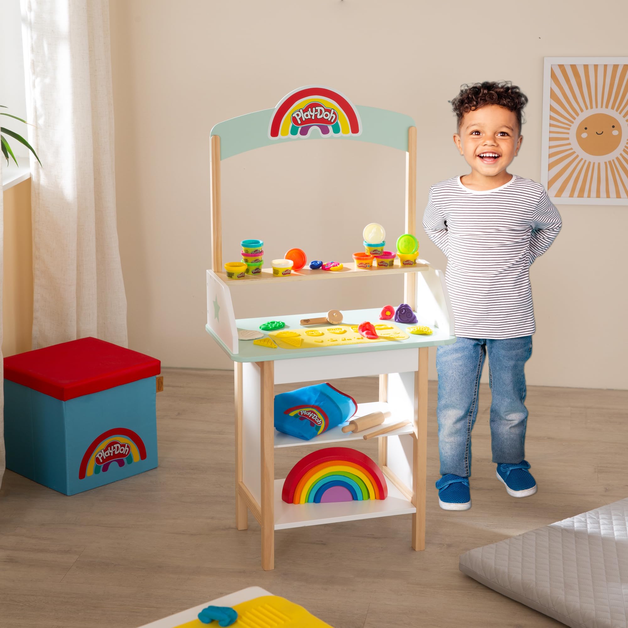 roba x Play-Doh Gelateria - Giocattolo in Legno Certificato FSC - 12 Barattoli di Plastilina, Attrezzi in Legno, Grembiule e Tappetino 3D - da 3 Anni