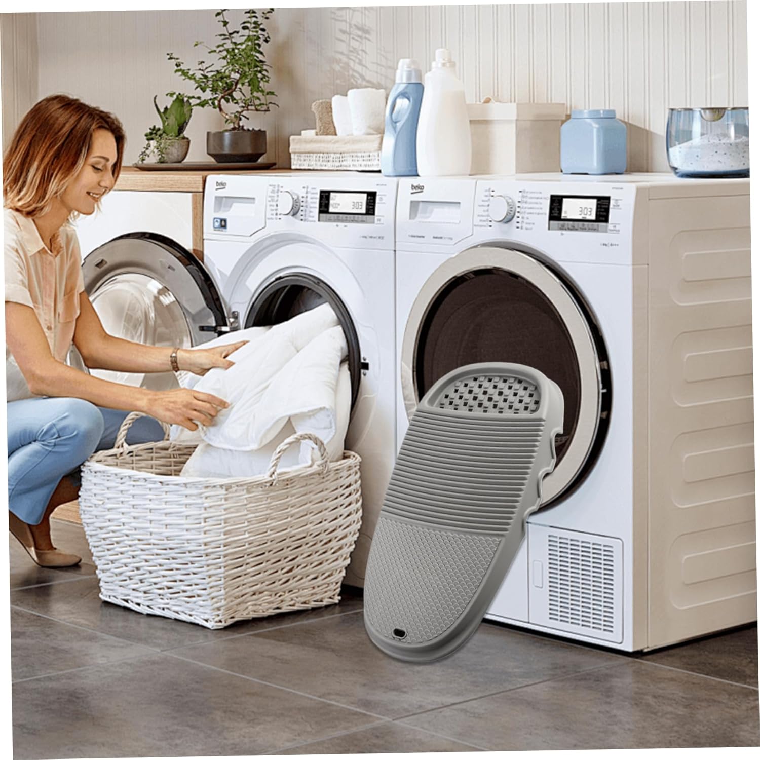 Washboard for Hand Washing Clothes, 17.3x8.9 Inch Plastic Wash Board with Soap Holder, Non Slip Rectangle Washing Board for Laundry Home School Dormitory