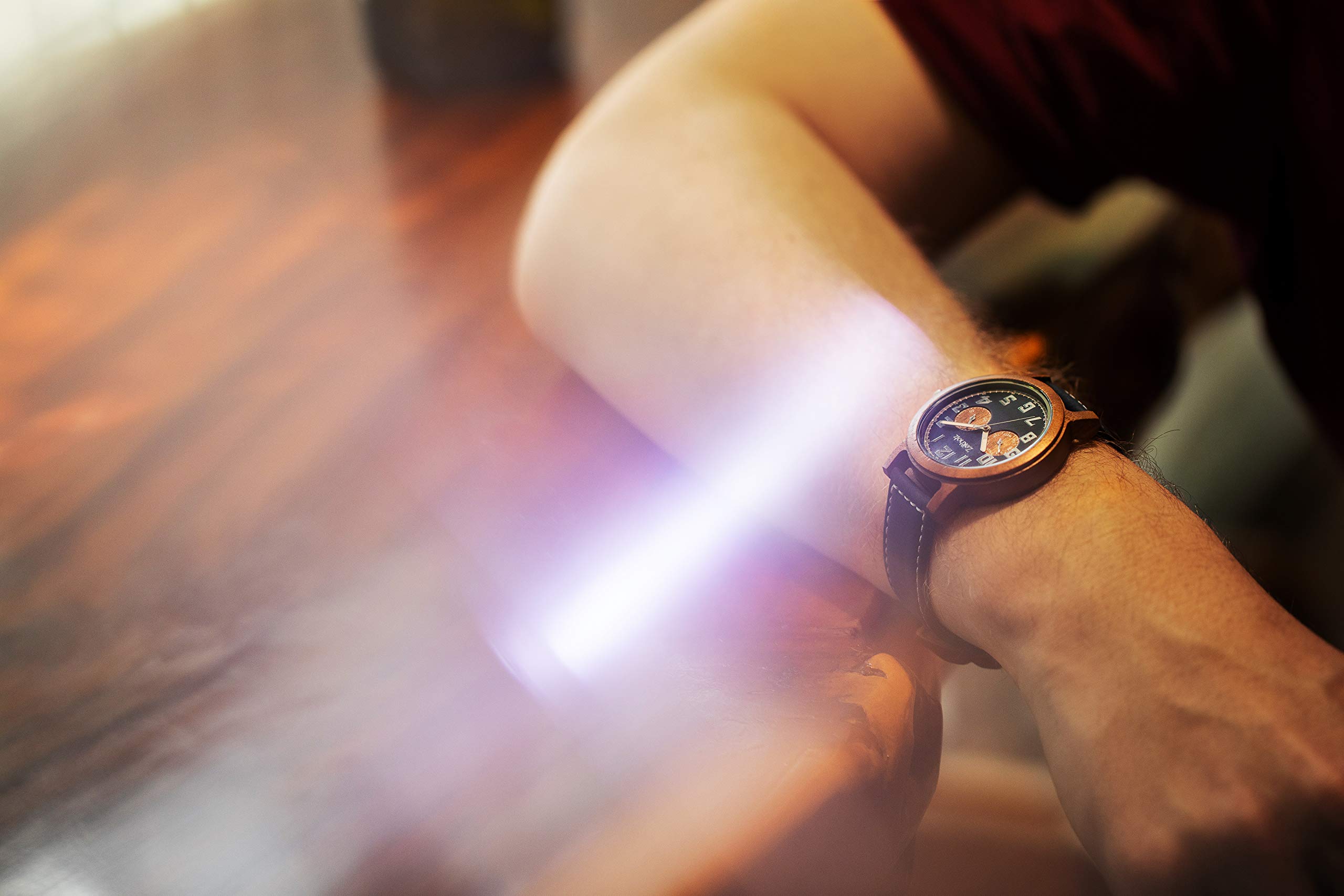 Holzuhr für Herren - Modell Klingenberg, handgefertigt aus 100% natürlichem Walnuss mit Quarzwerk - Leichte analoge Uhr mit Holzmaserung für Ihn
