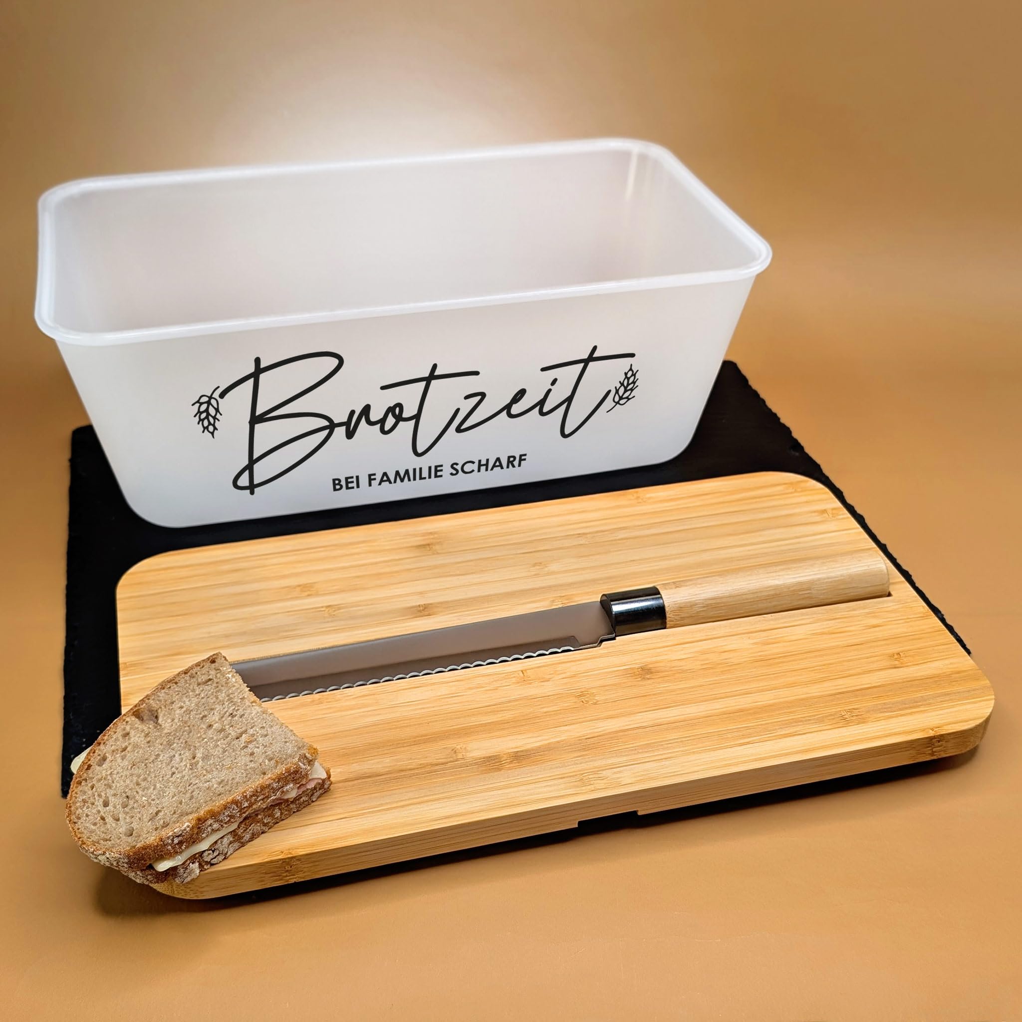 Herz & Heim® Personalisierter Brotkasten mit Bambus Schneidebrett & Brotmesser – Gravur oder Druck – verschiedene Motive – Brotbox mit Deckel – Geschenk für Paare & Familien (Brotzeit)
