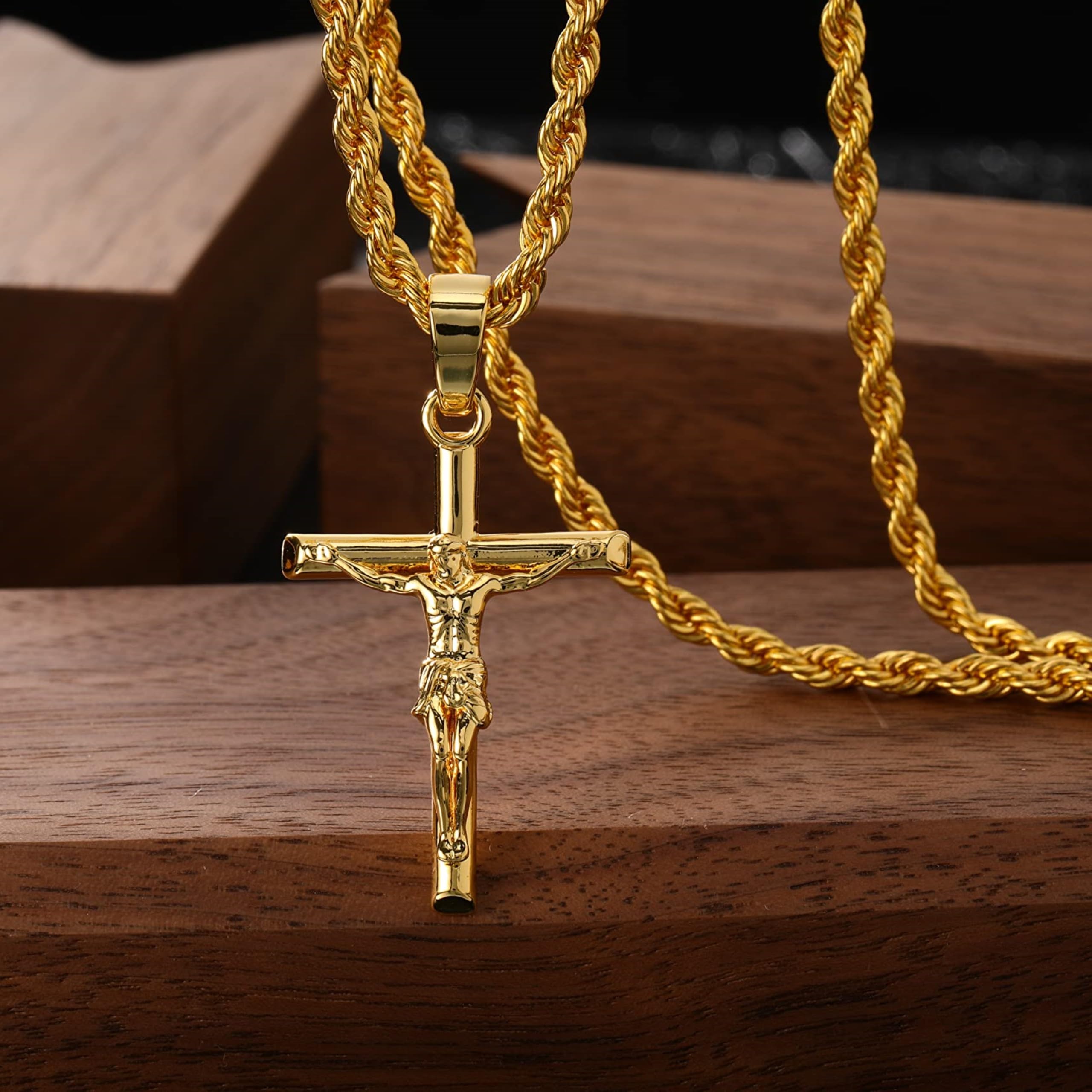 Collier Croix pour Homme Femme, Chaîne en Acier Inoxydable Plaqué Or 18K avec Pendentif Crucifix, Pendentif Croix Jésus Christ Cadeau Religieux pour Pâques Fête des Pères Noël