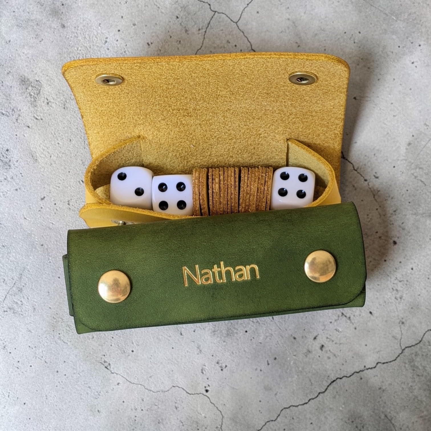 Jeu de 421 dans Un étui en Cuir véritable, fabriqué à la Main en France. Personnalisation pour Cadeau.