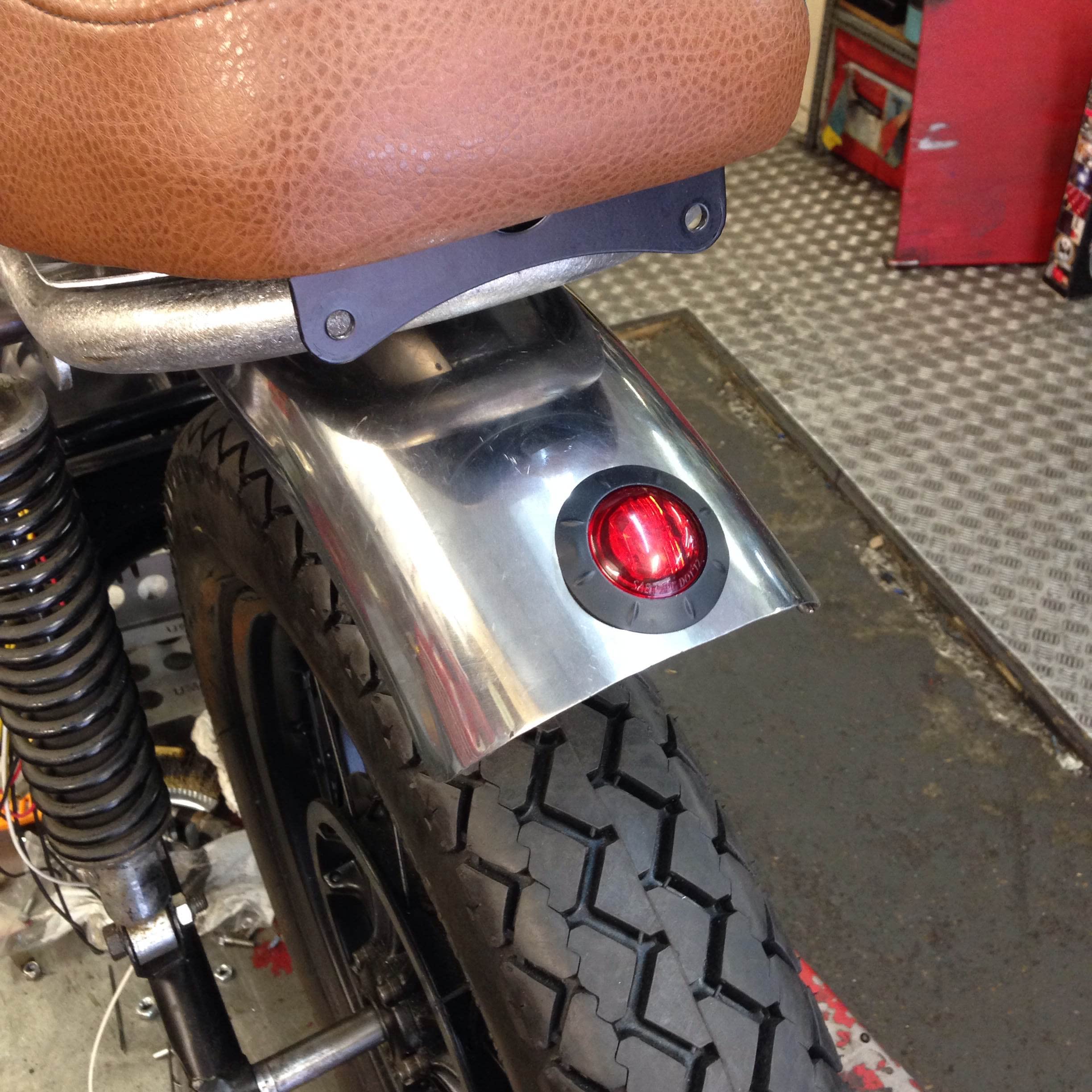 Rond Moto LED Feu Rouge Feu Arrière - 2" 50mm pour Garde-Boue Arrière - Encastré pour Cafe Racer Street Scrambler Projet