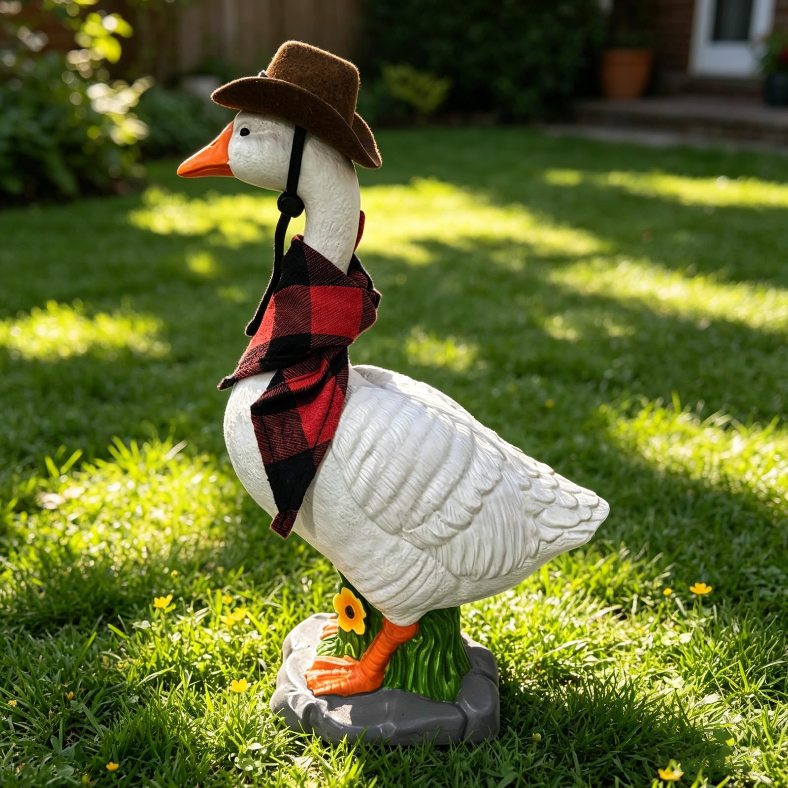Statuetta realistica di oca da giardino cava con base in pietra | Grande oca da portico in resina con base riempibile in sabbia, cappello da cowboy staccabile per vacanze all'aperto