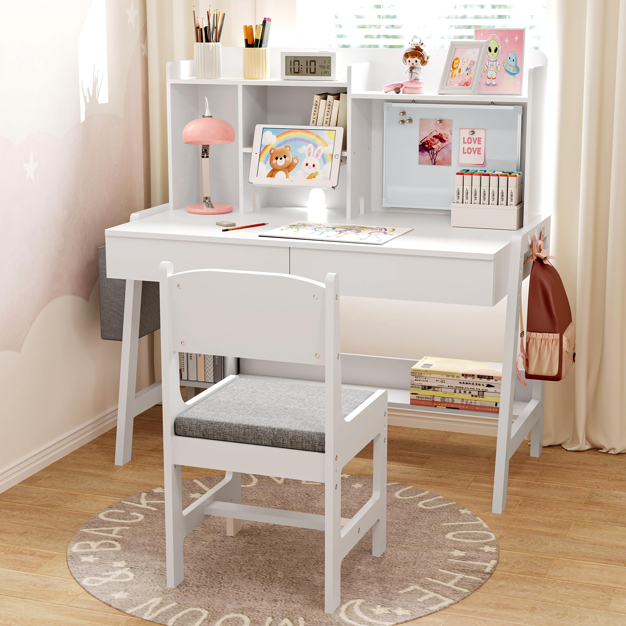 Pamapic Kinderschreibtisch und Stuhl Set, Höhenverstellbarer Kinderschreibtisch, Kinder Schreibtisch mit Regal & Schubladen, Schülerschreibtisch mit Haken, Magnete, Tafel & Stofftasche, Weiß