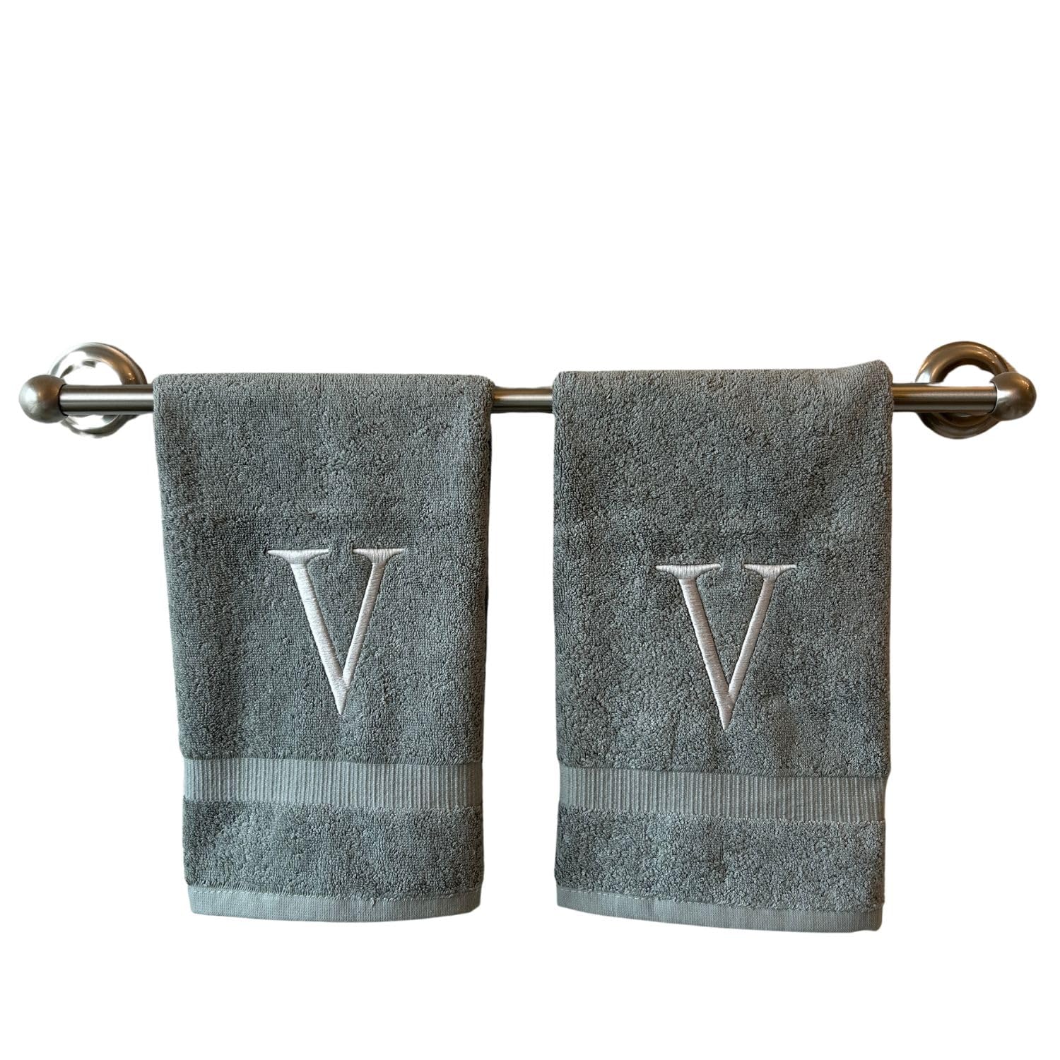 Toalla de mano gris con inicial para baño, toalla bordada decorativa con monograma de calidad de hotel para tocador, spa, certificado orgánico GOTS, juego de 2 letras plateadas V