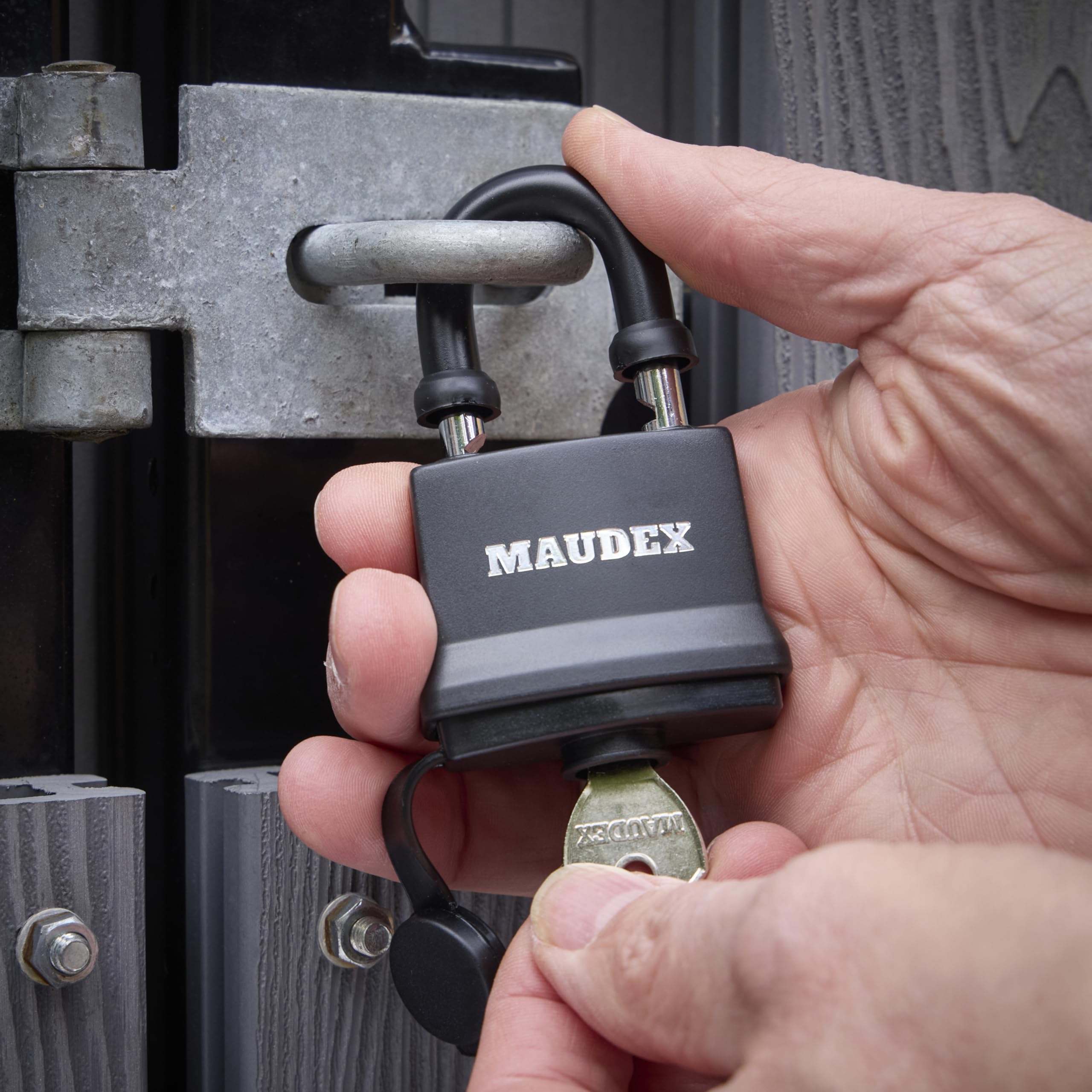 Maudex® IP450 Vorhängeschlösser 4er-Pack mit 12 Schlüsseln – wetterfest, robuster Stahlbügel, langlebiger Gummiring mit PVC-Abdeckung für Tore, Schuppen & Garagen