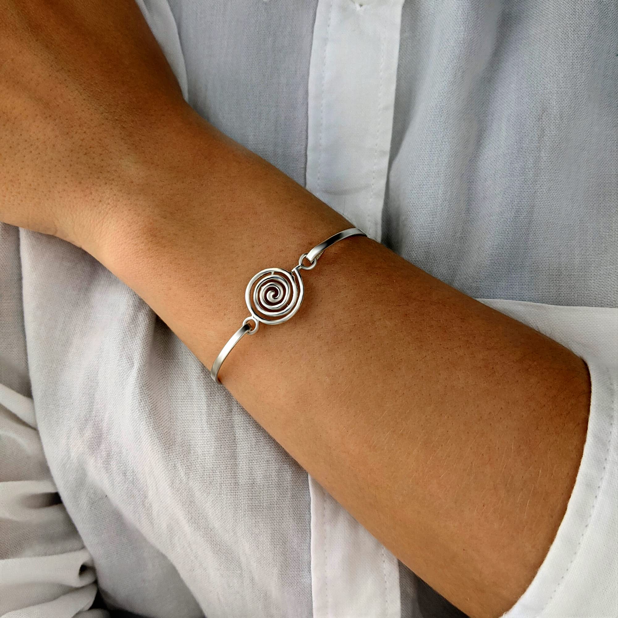 Silverly Pulsera Espiral Redonda Plata de Ley 925 | Dije Plata Maciza Forma Concha Marina Brazalete Plano Delgado Apilable | Joyería Bohemia Minimalista | Pulseras Remolino Mujer | Pulseras Amistad