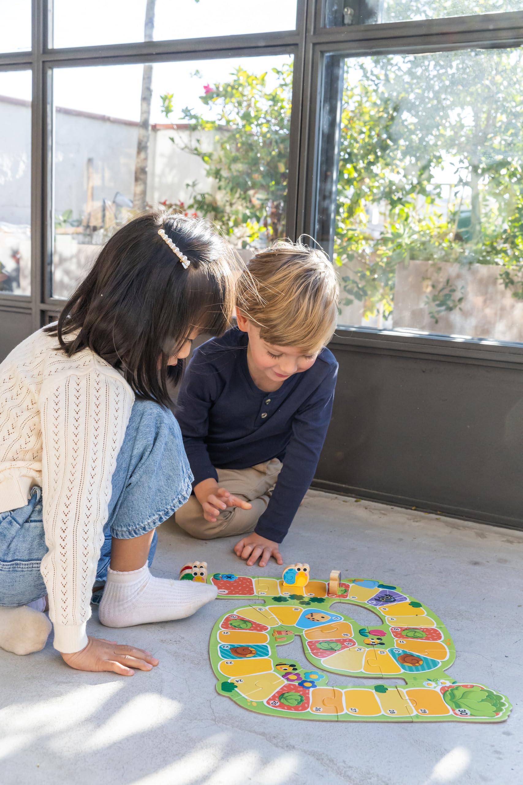 Goula Snail Race – Carrera de Caracoles, Juego de Mesa para Niños a Partir de 3 Años – Cooperativo o Competitivo con Figuras de Madera y Dado – Aprendizaje de Números y Estrategia para Niñas y Niños