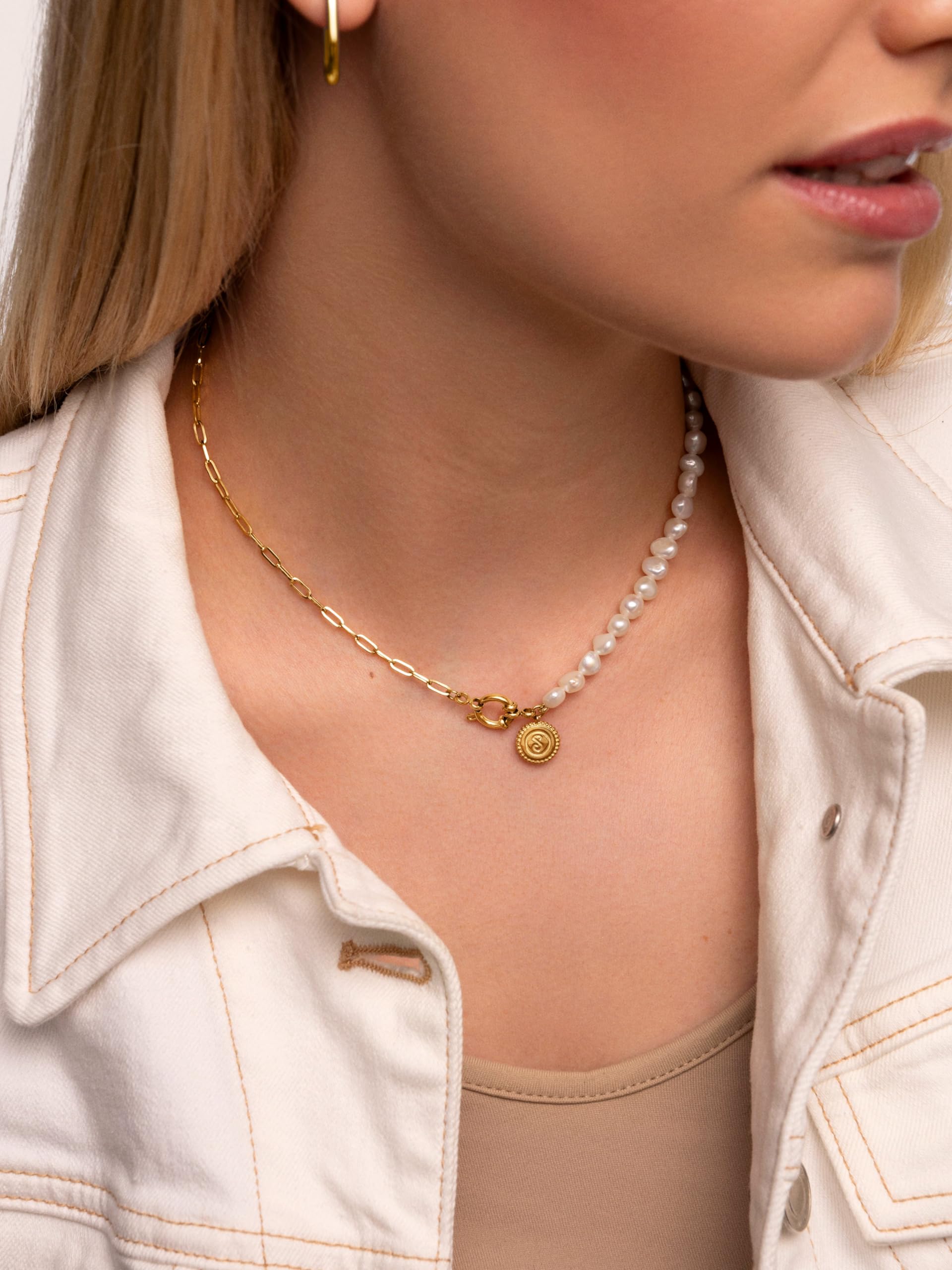 SINGULARU - Collar Chic Pearl. Acero con Acabado en Baño de Oro de 18kt y con Motivo Perlas Naturales de Agua Dulce. Joyas para Mujer