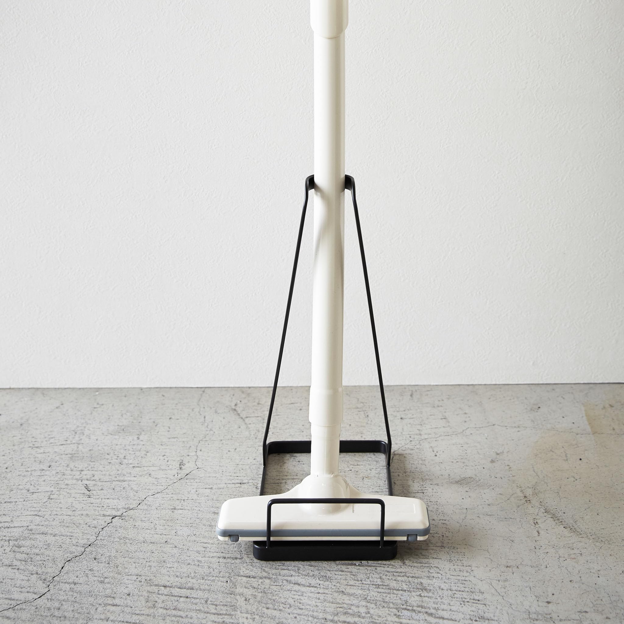YAMAZAKI 3274 Tower Vacuum Cleaner Stand, Black, Steel, 15 x 24 x 38 cm