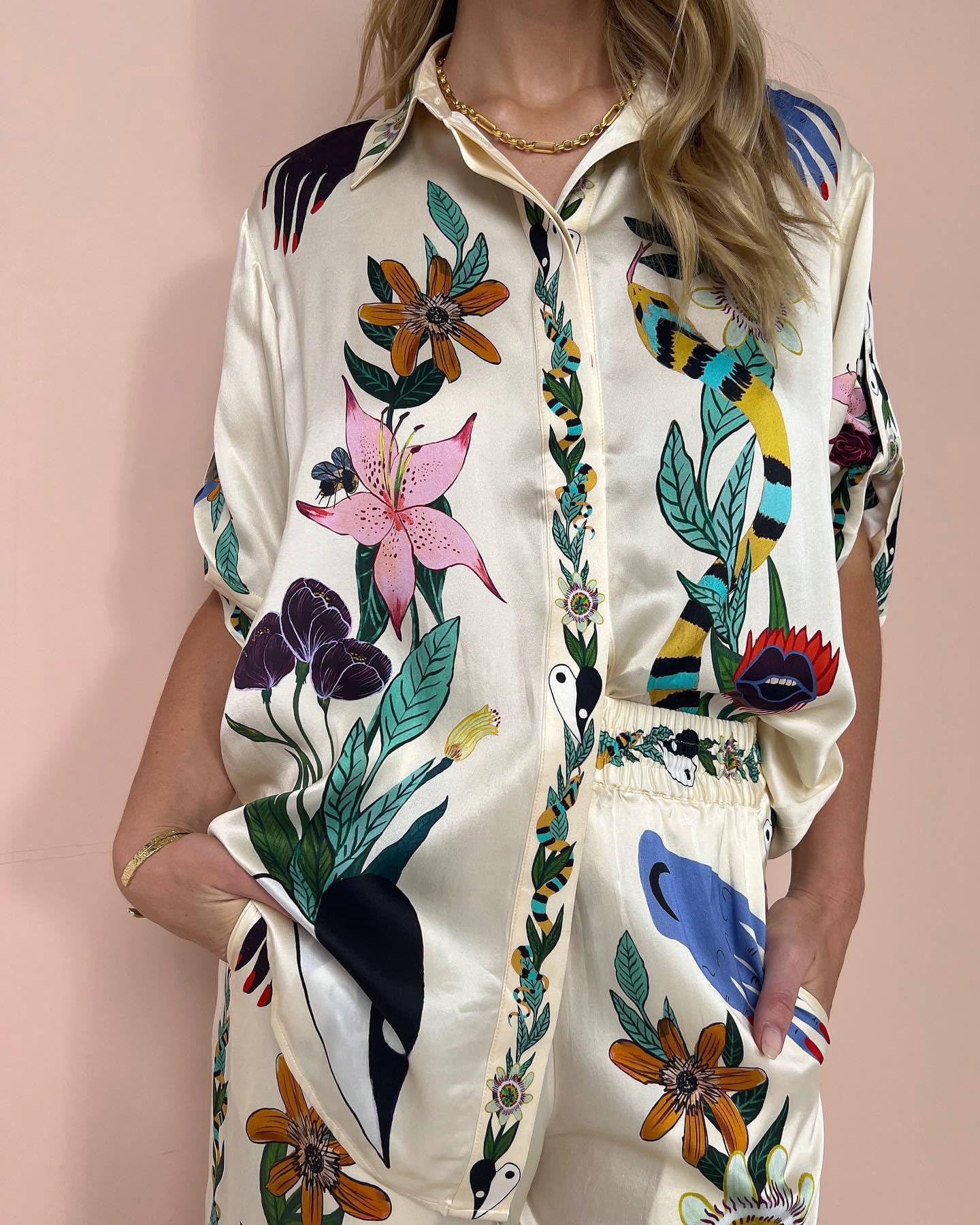 2-teiliges Boho-Outfit für Damen, Sommer, lässig, Graffiti-Druck, passendes Set, kurze Ärmel, Button-Down-Shirt und Hose mit Taschen, hawaiianische Loungewear