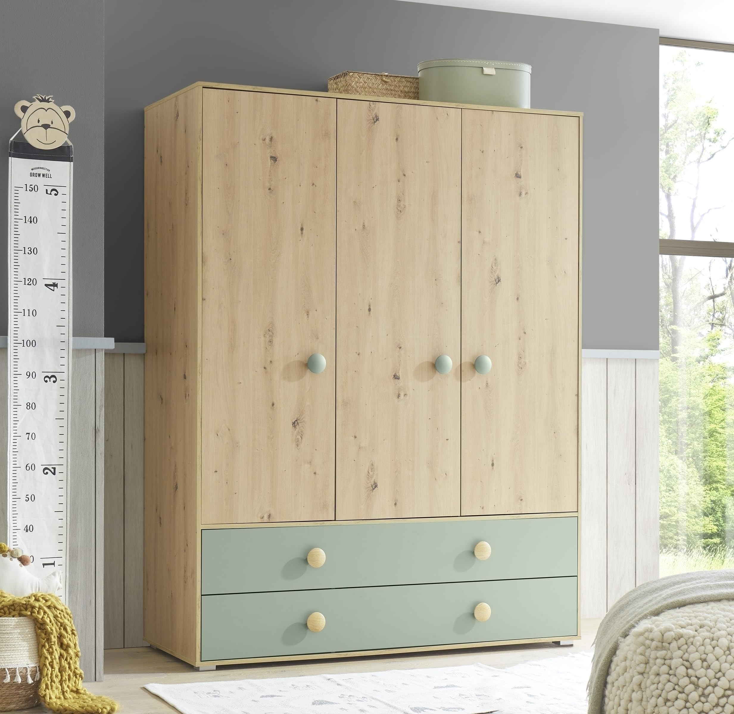 Babyzimmer-Komplettset >Birta< Kleiderschrank 153,8x200x58,2cm, Babybett 78x90x143cm, Wickelkommode 120x99,3x77,6cm, Wandboard 120x30x25,5cm, Regal 60x200x38,2cm, Artisan Eiche Dekor / Salbei.