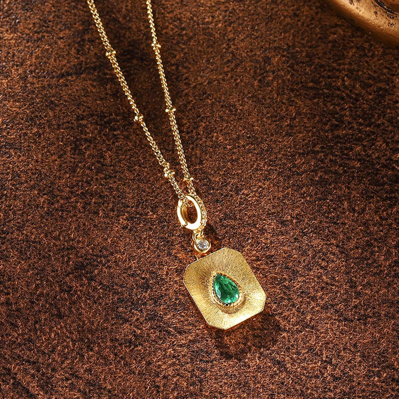 Damen 9K 14K 18K Gelbgold Mattes geometrisches Anhänger mit 0,5 ct im Labor hergestelltem Smaragd und Moissanit