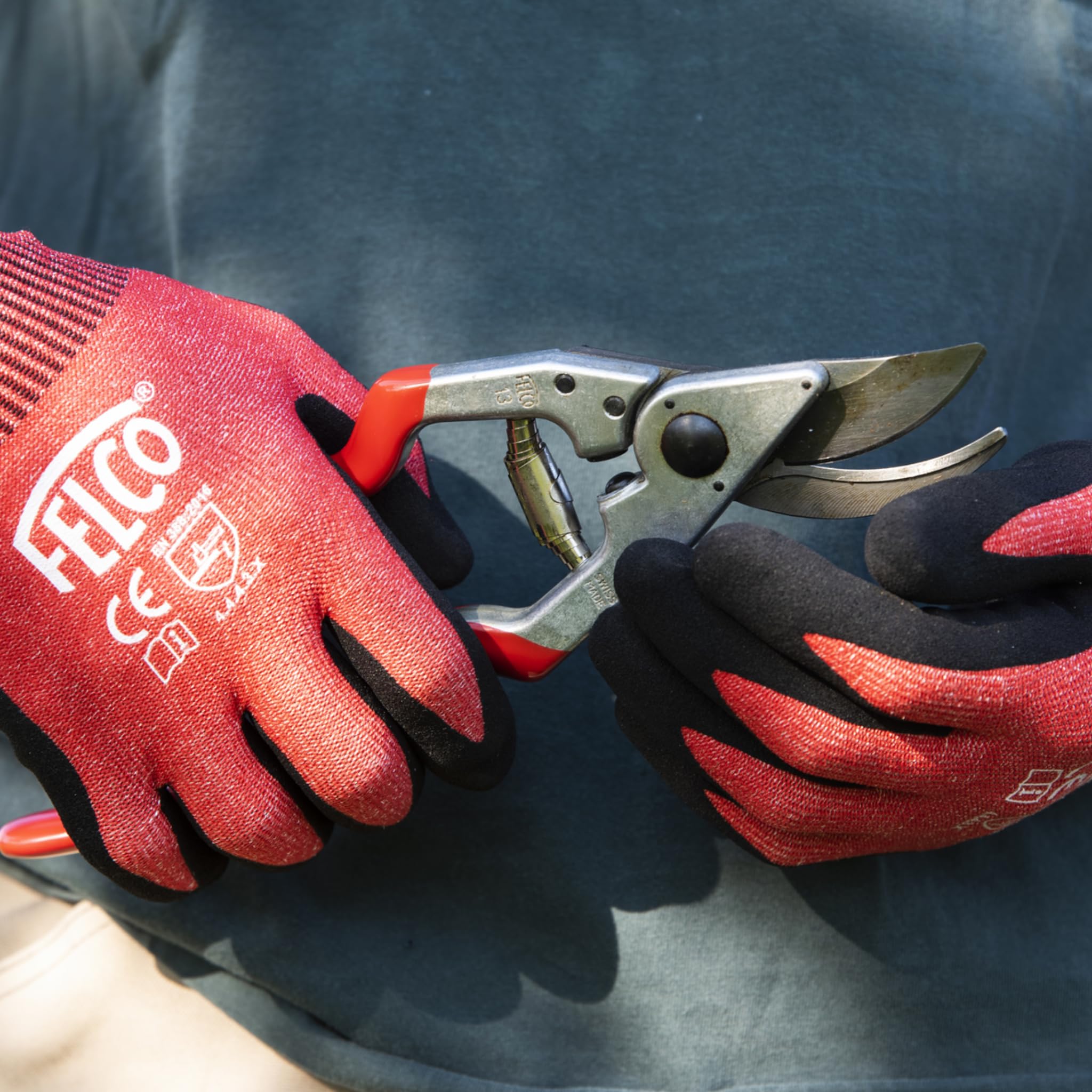 FELCO 13 Bypass-Gartenschere für Rechtshänder, große Hände, 55 mm Klinge, Schnitt bis 30 mm, verlängerter Griff für beidhändige Nutzung, ergonomisch, Swiss Made