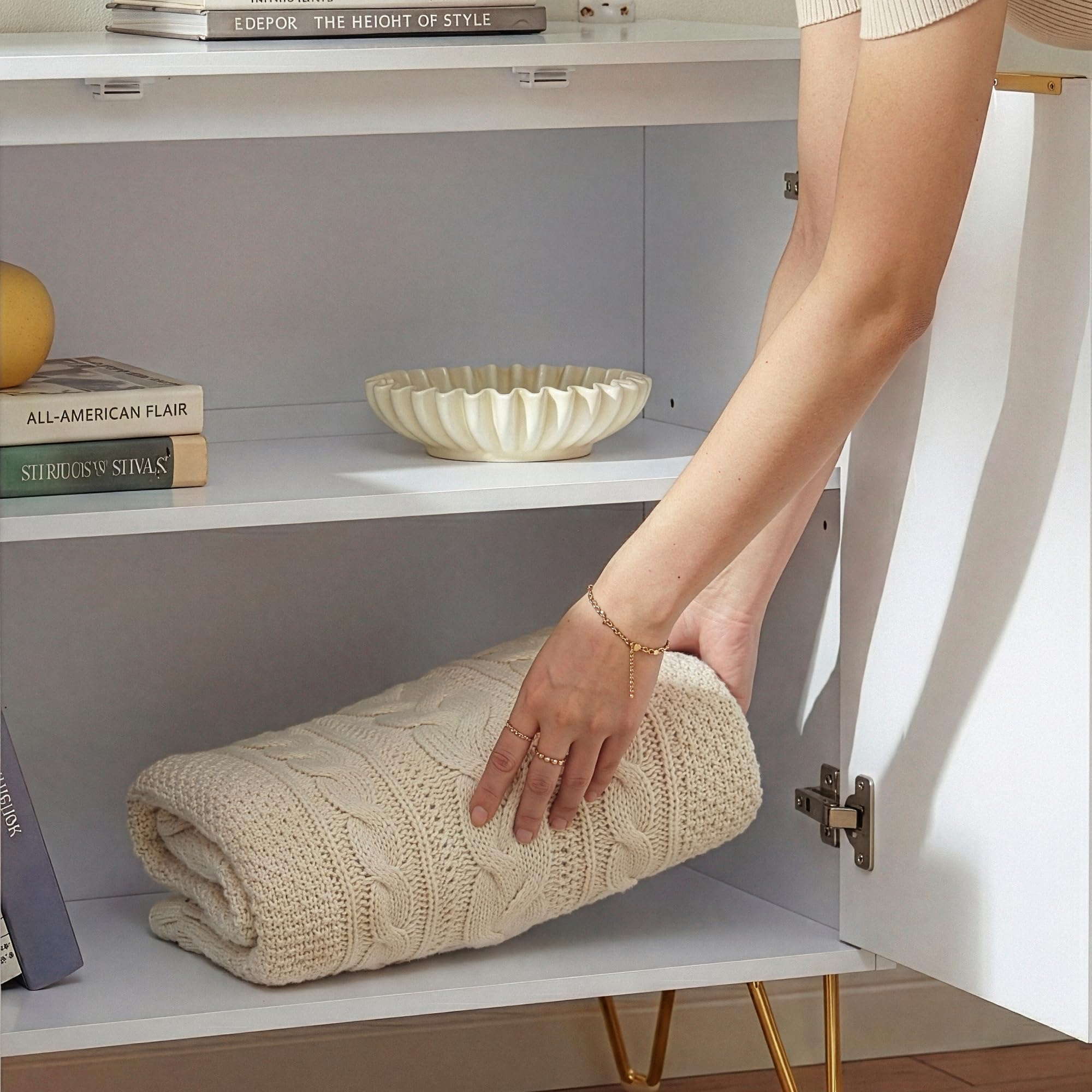 [en.casa] Credenza Bassa Mobile Contenitore a 2 Ante Decorative e Ripiano Comò Multiuso con Scomparti Chiusi per Bagno Cucina Camera da Letto Soggiorno 75 x 80 x 40 cm - Bianco