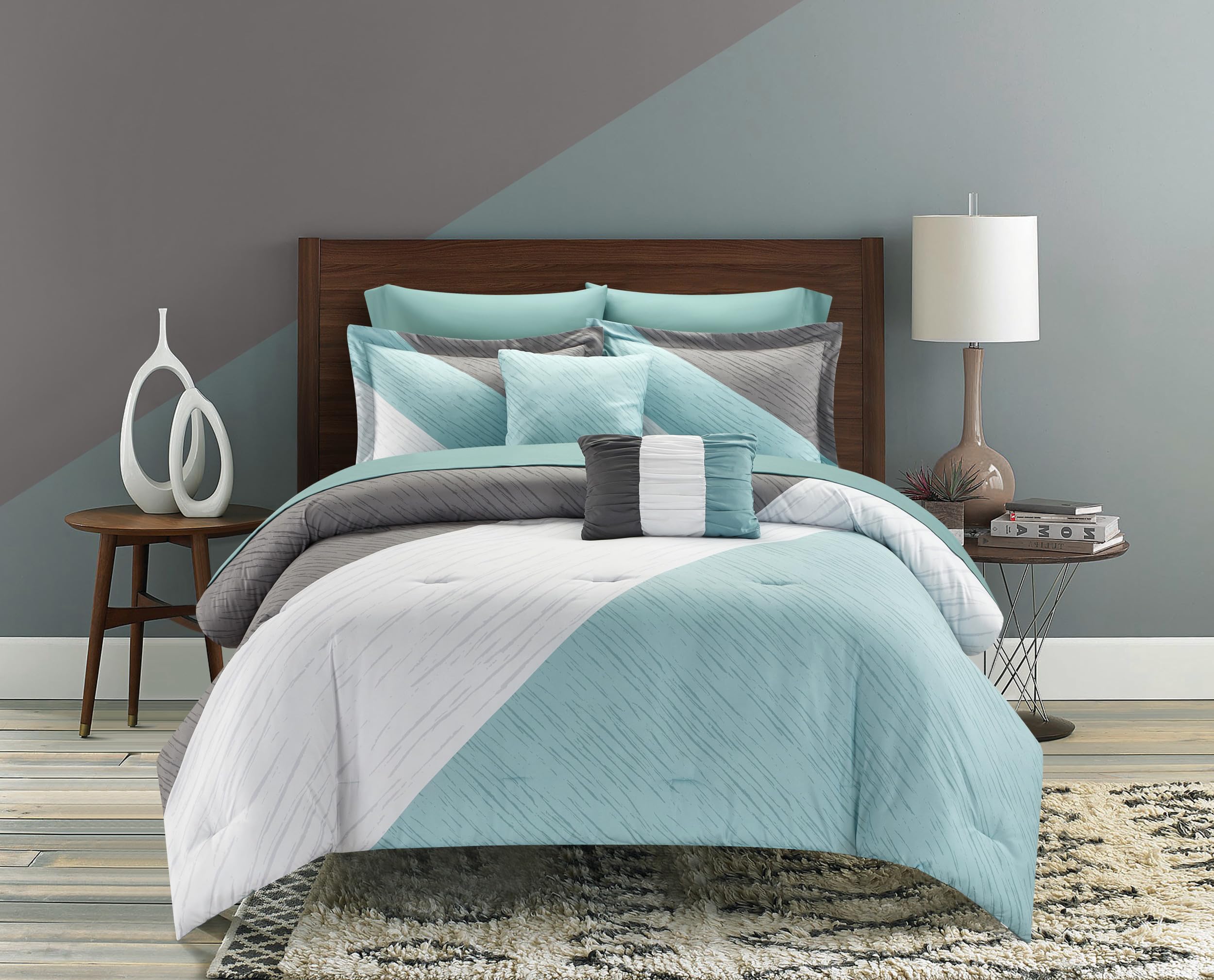 Edredón de bloques de color azul con sábanas individuales para cama ordenada