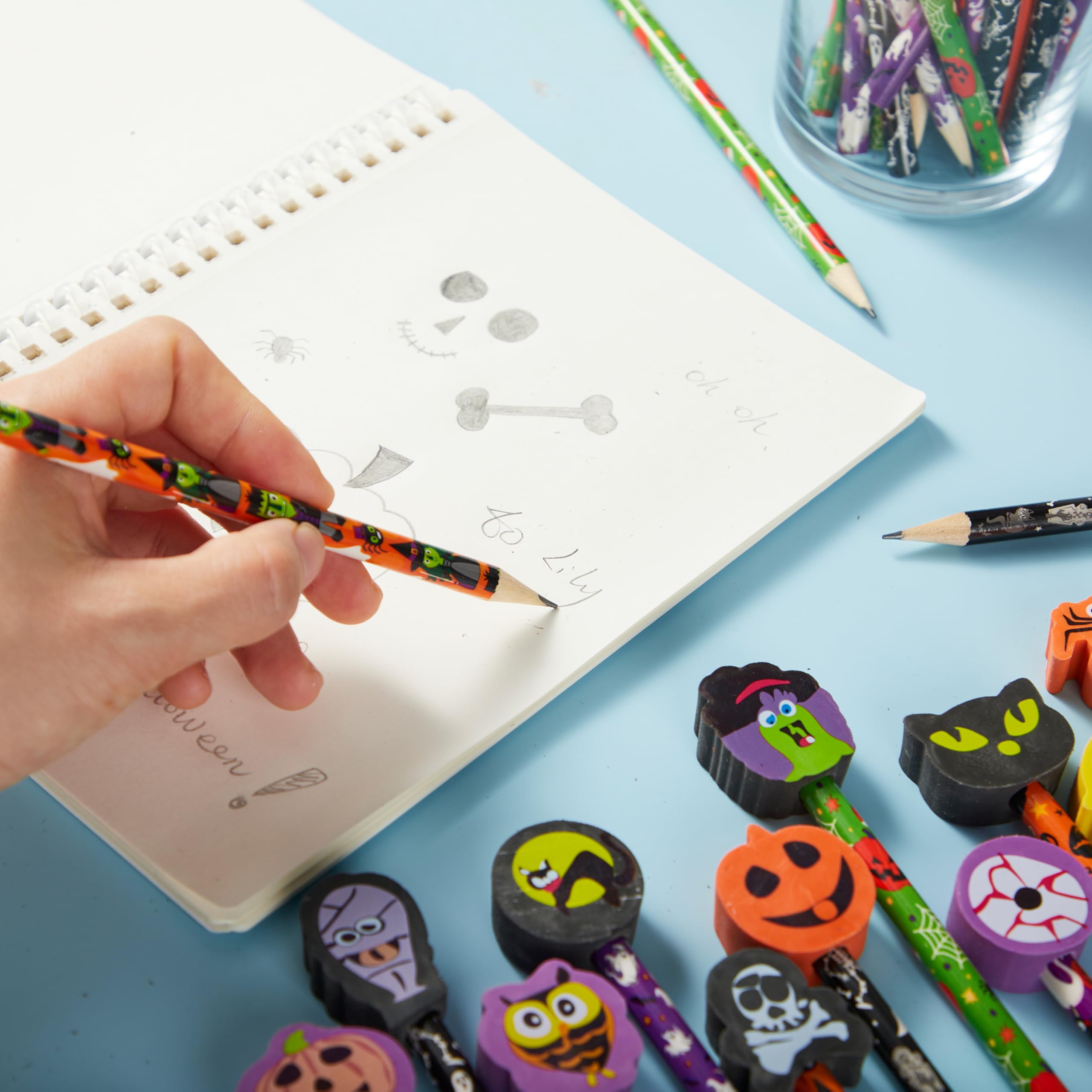 JOYIN Lot de 48 crayons d'Halloween avec gommes, assortiment de 48 crayons de couleur pour enfants en 6 motifs, 48 gommes géantes en 12 styles, fournitures de fête d'Halloween