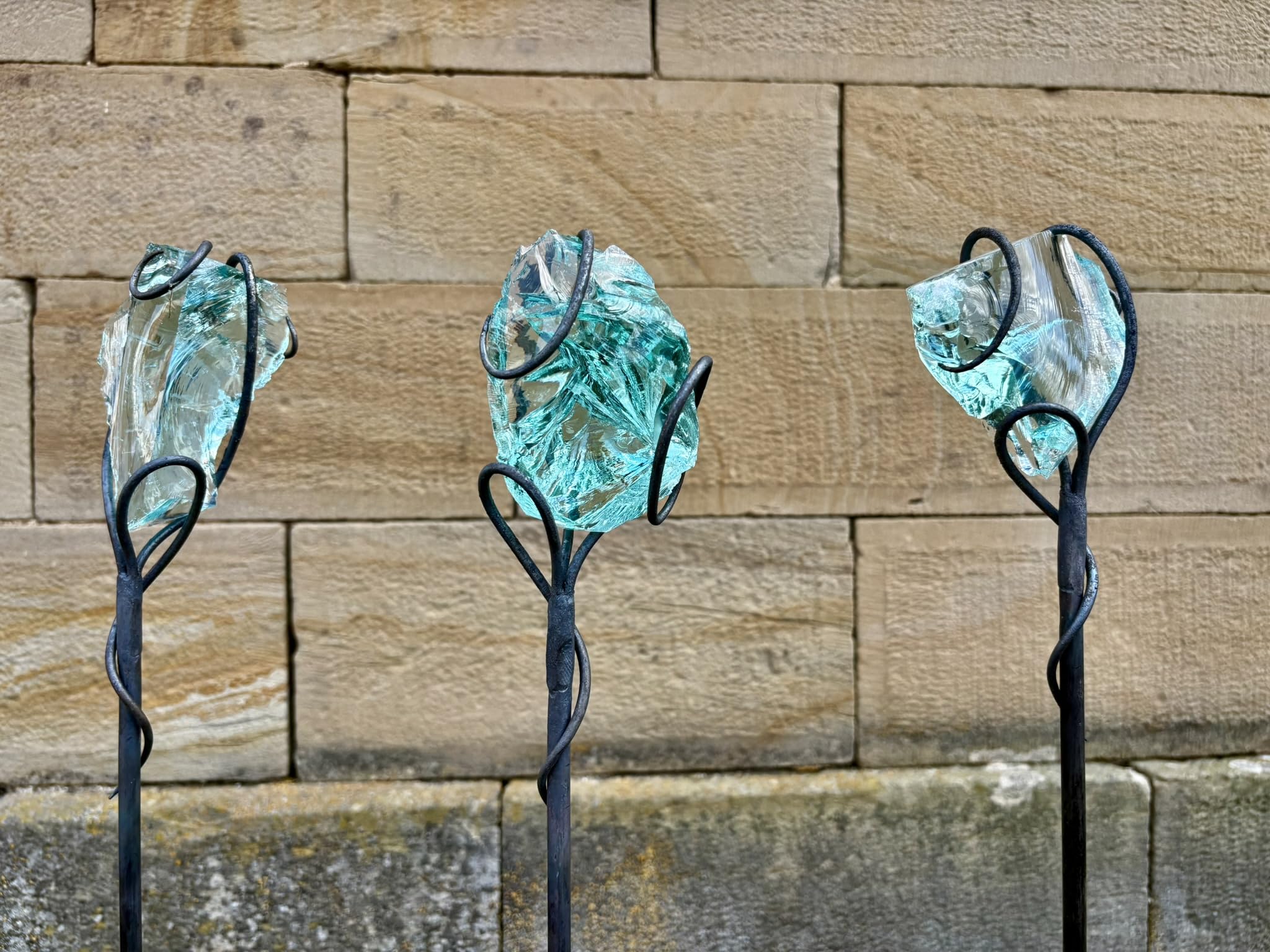 Gartenstecker mit Glas und Metall, Türkis-Blau, Glas-Metall-Deko für Garten und Balkon, handgeschmiedet, 100 cm, Längste Ausdehnung des Kristalls (L oder H oder B: mind. 8 cm)