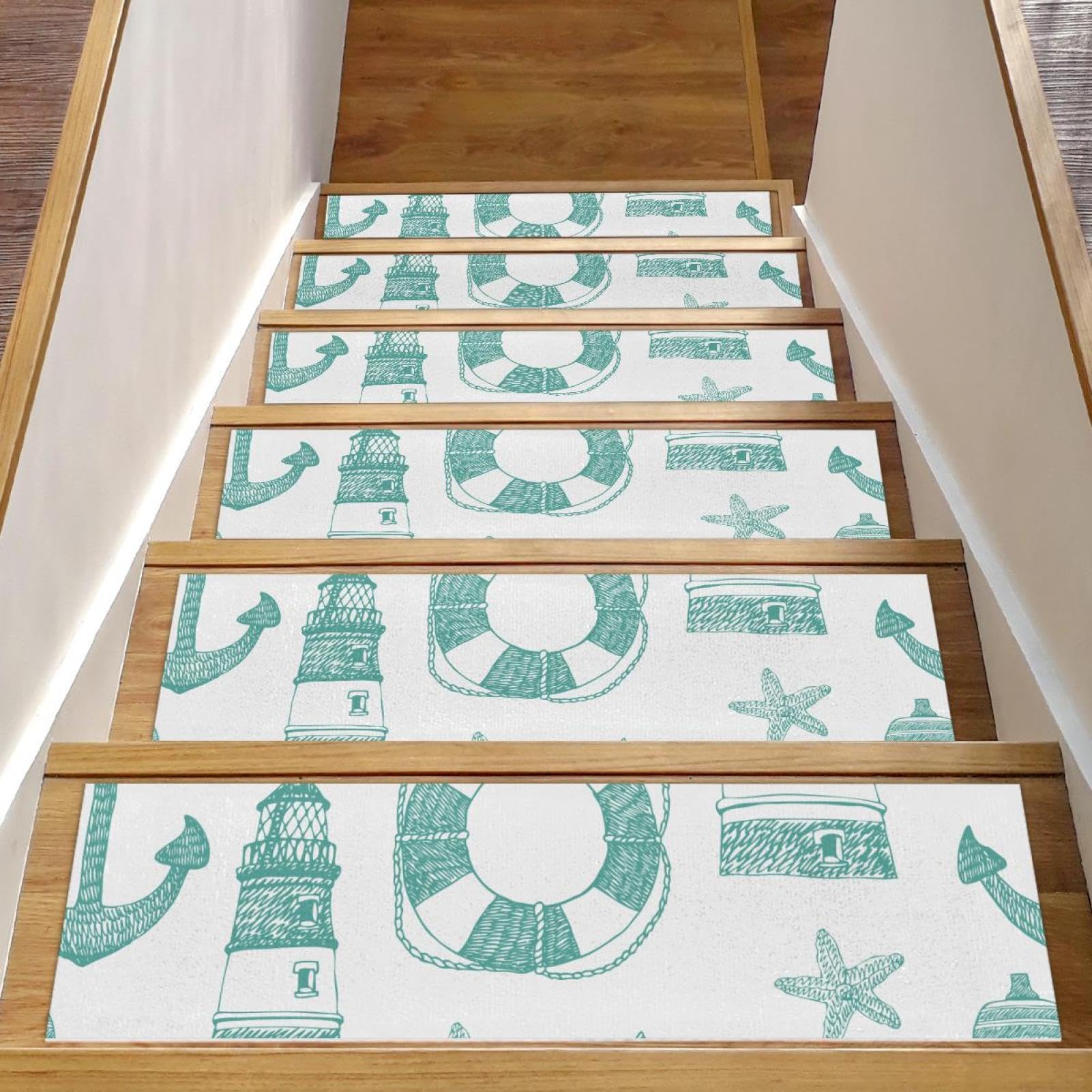 Alfombras azules dibujadas a mano para escaleras interiores que aportan calidez al hogar