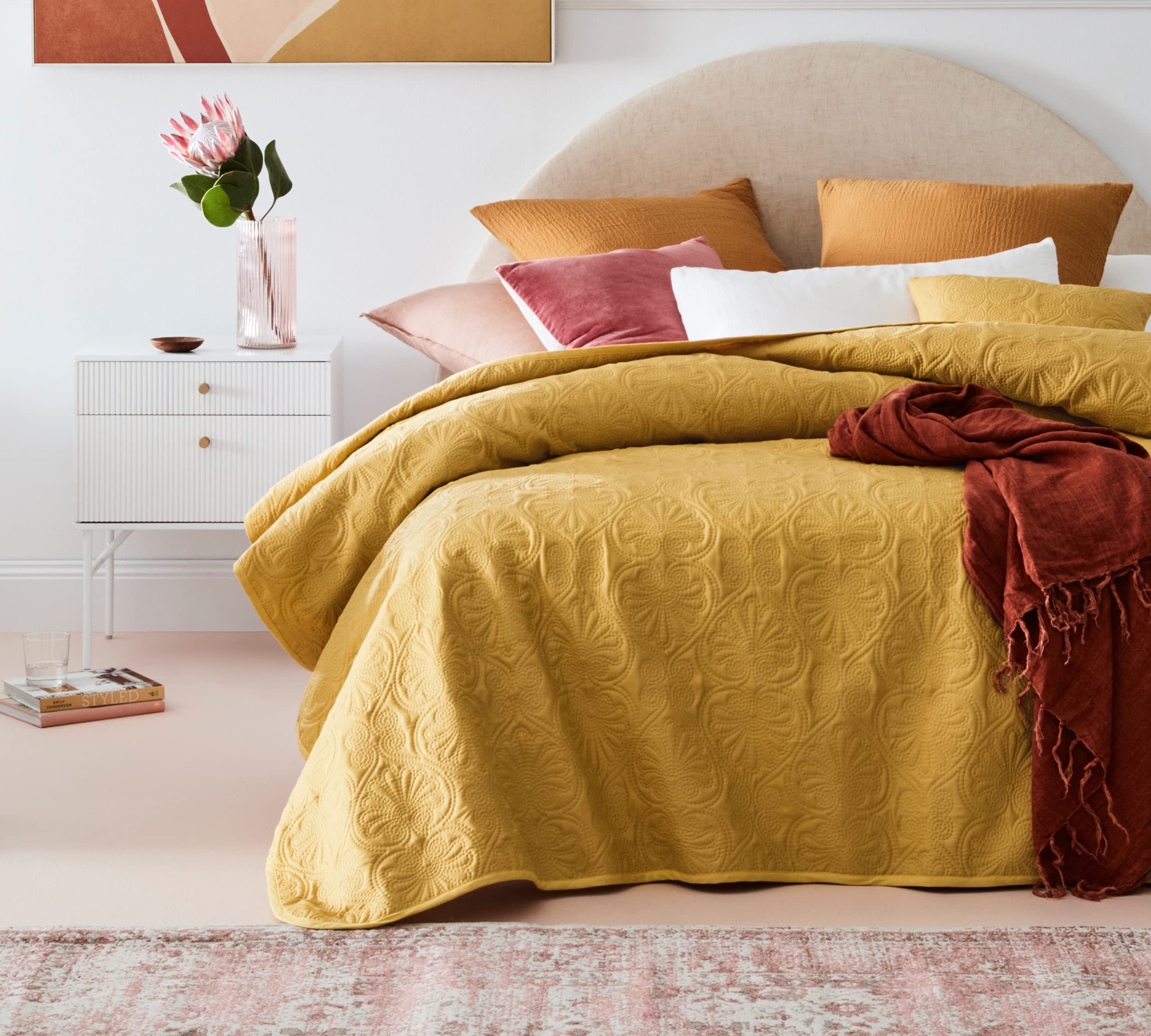 room99 Leila Colcha Elegante Color Mostaza 220 x 240 cm Versátil para Cama y Sofá Ideal para Dormitorio