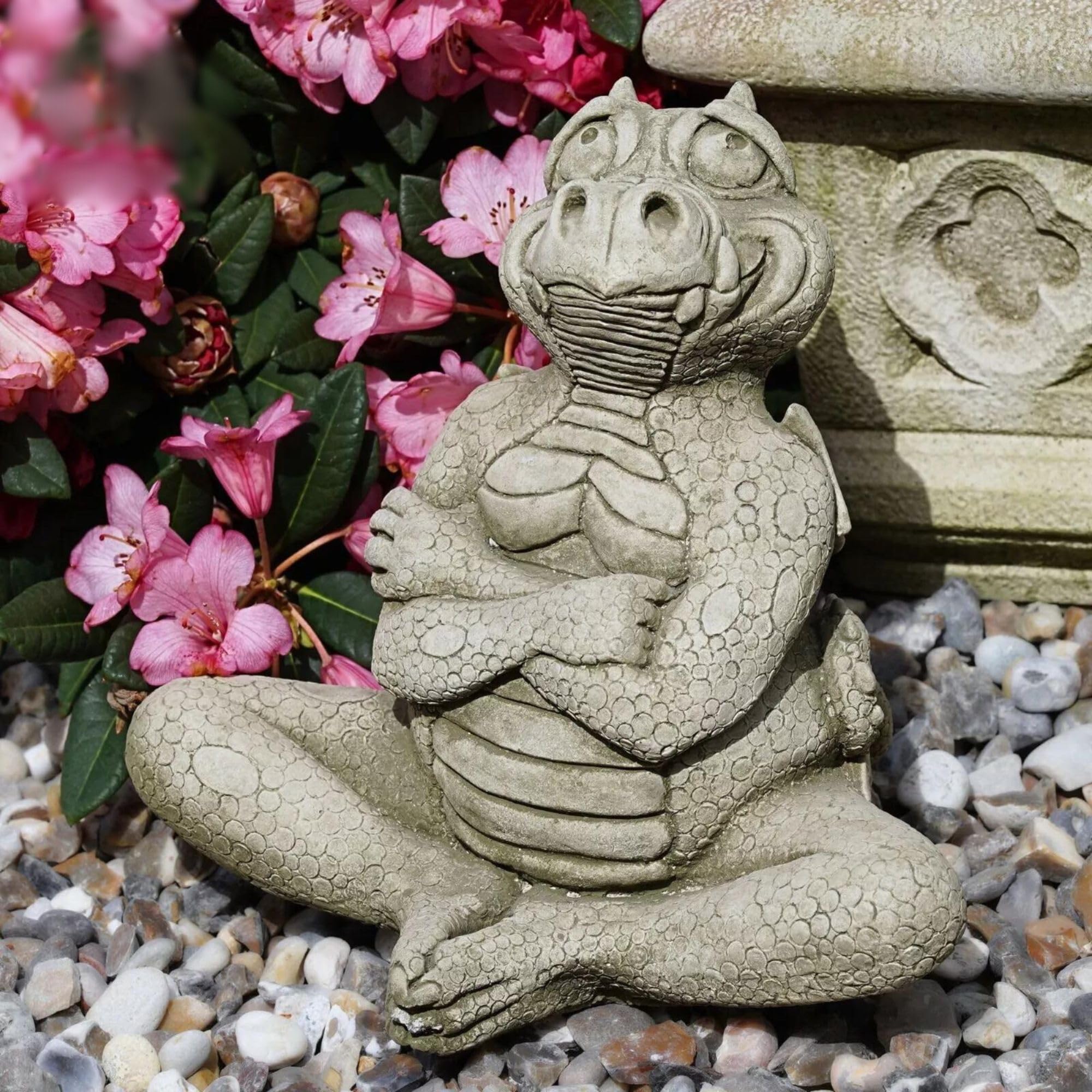 Estatua de piedra de dragón descarada | Decoración mítica china para jardín al aire libre